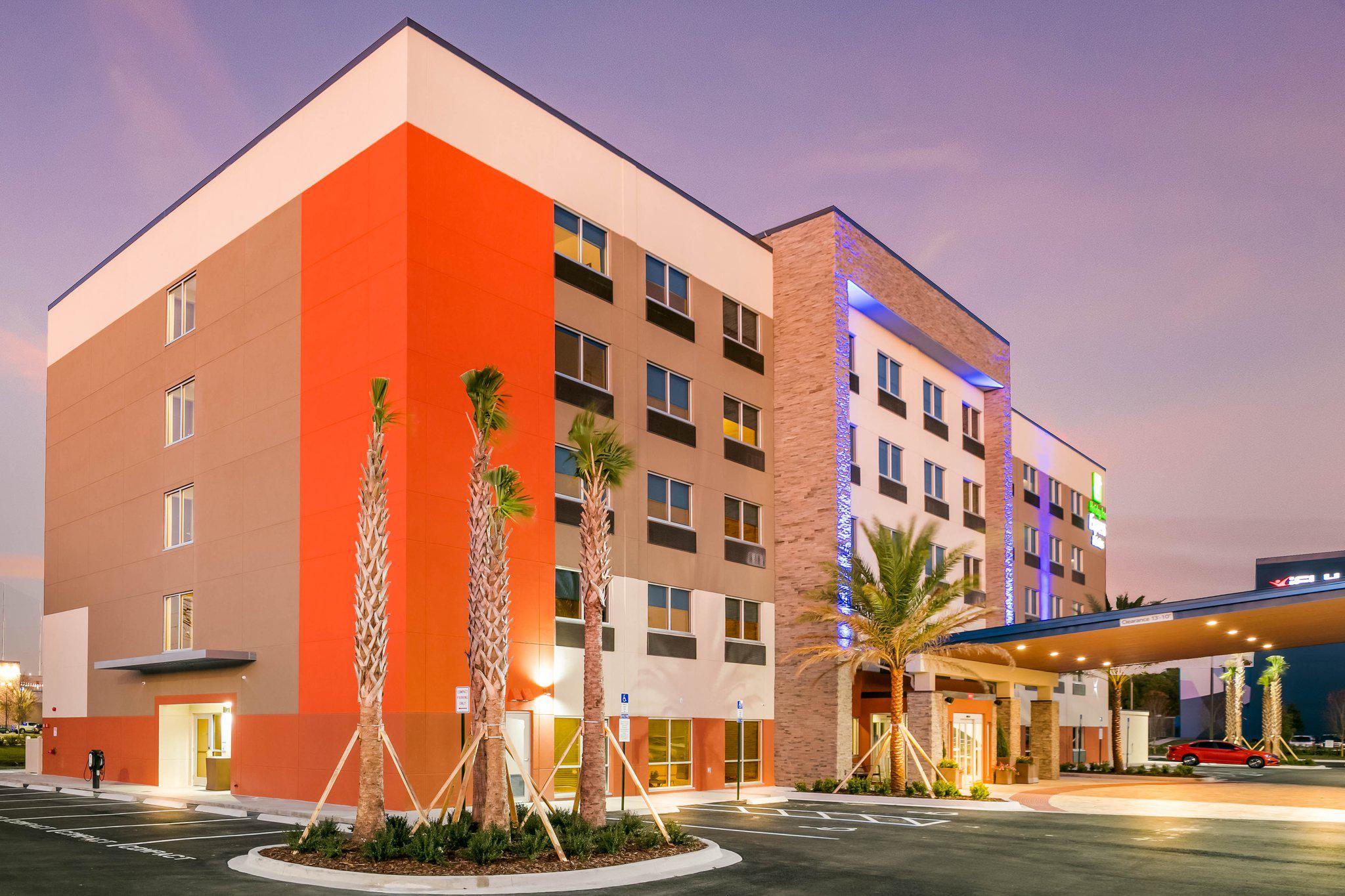 Holiday Inn Express & Suites Jacksonville - Town Center Photo
