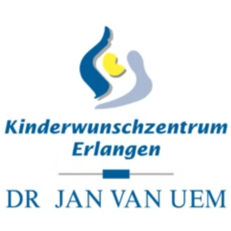 Logo des Kinderwunschzentrums Erlangen mit stilisierter Familie (Eltern & Kind) und Schriftzug „Dr. Jan van Uem“. Symbol für Geborgenheit, Kinderwunsch, moderne Reproduktionsmedizin und vertrauensvolle Begleitung in Erlangen.