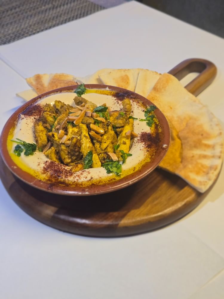 Hummus With Chicken And Bread