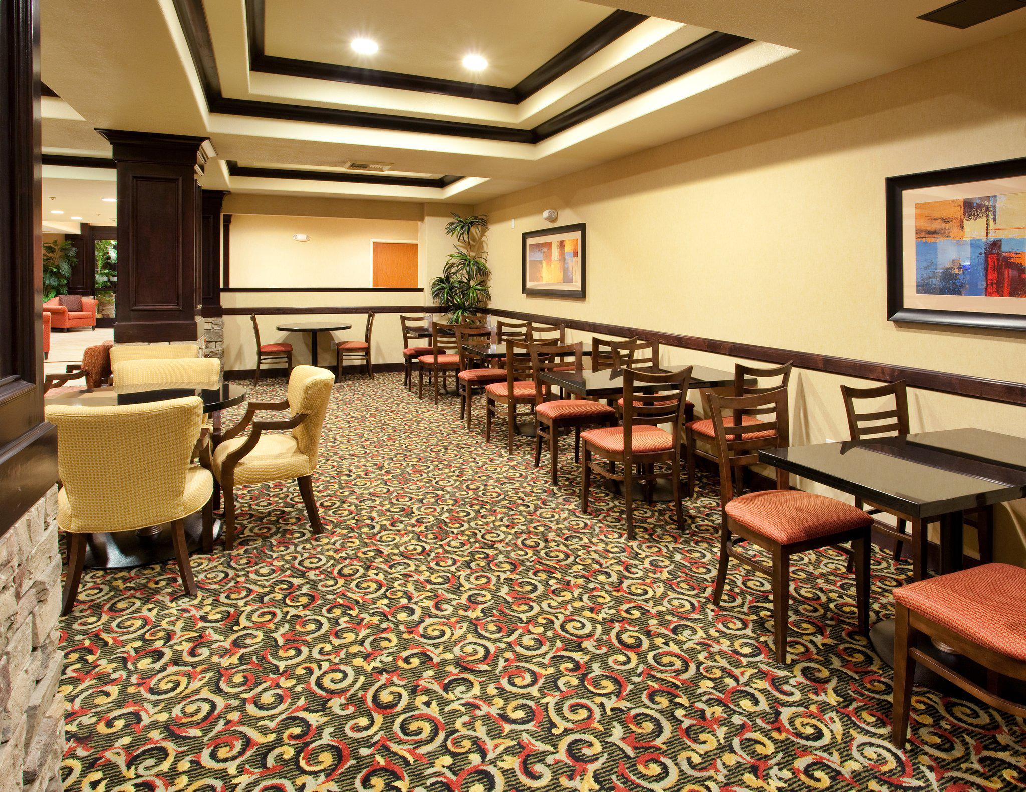 Holiday Inn Express & Suites Lincoln-Roseville Area Photo