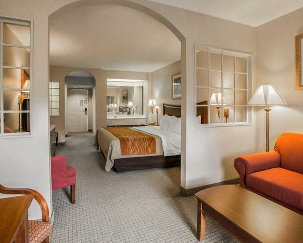 Images Rodeway Inn & Suites On The River