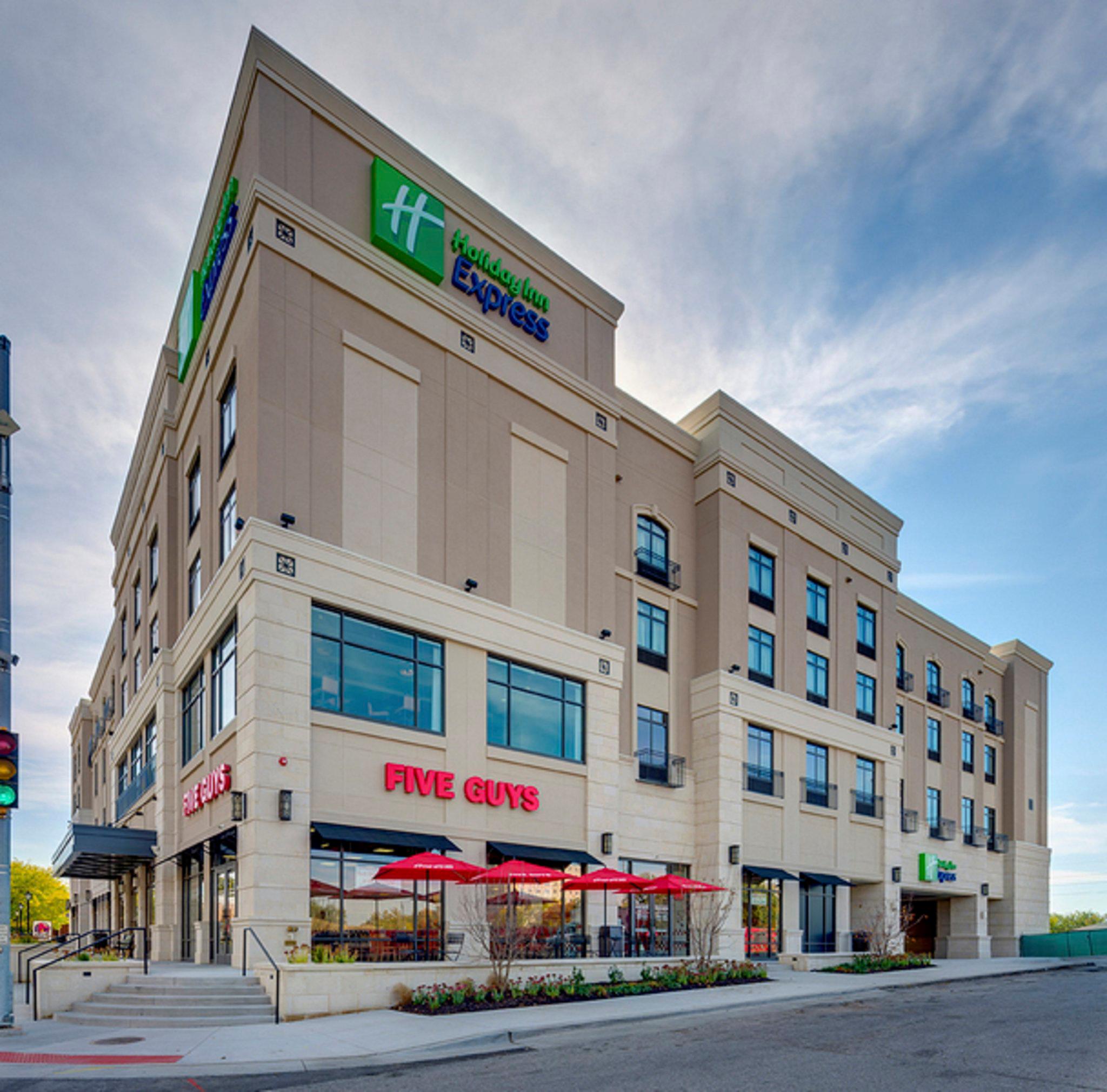 Holiday Inn Express & Suites Kansas City Ku Medical Center Photo