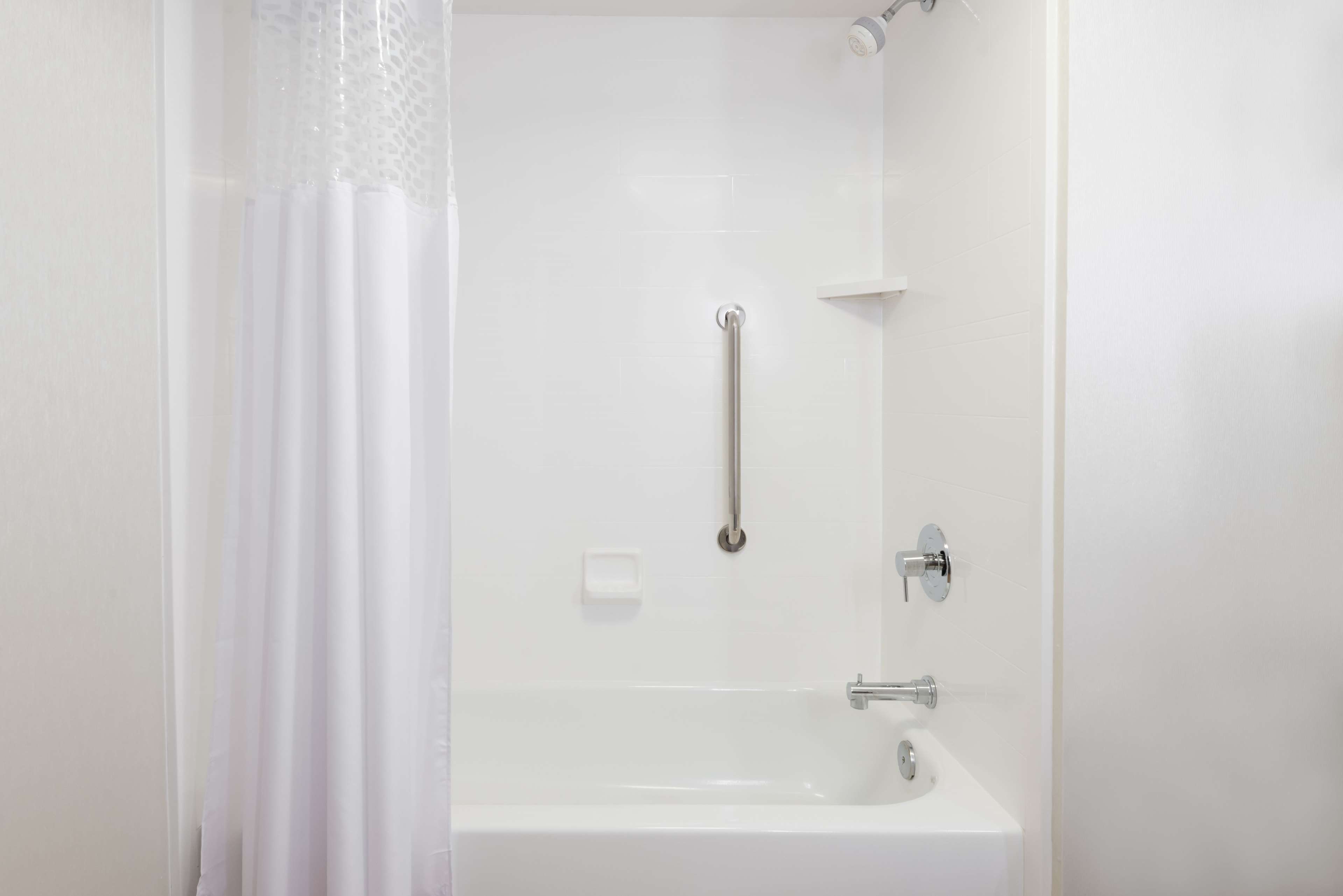 Guest room bath