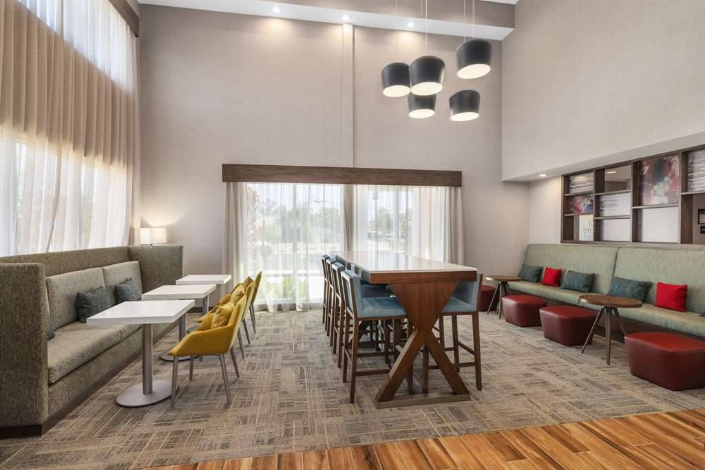 Hampton Inn & Suites Bakersfield Central Image