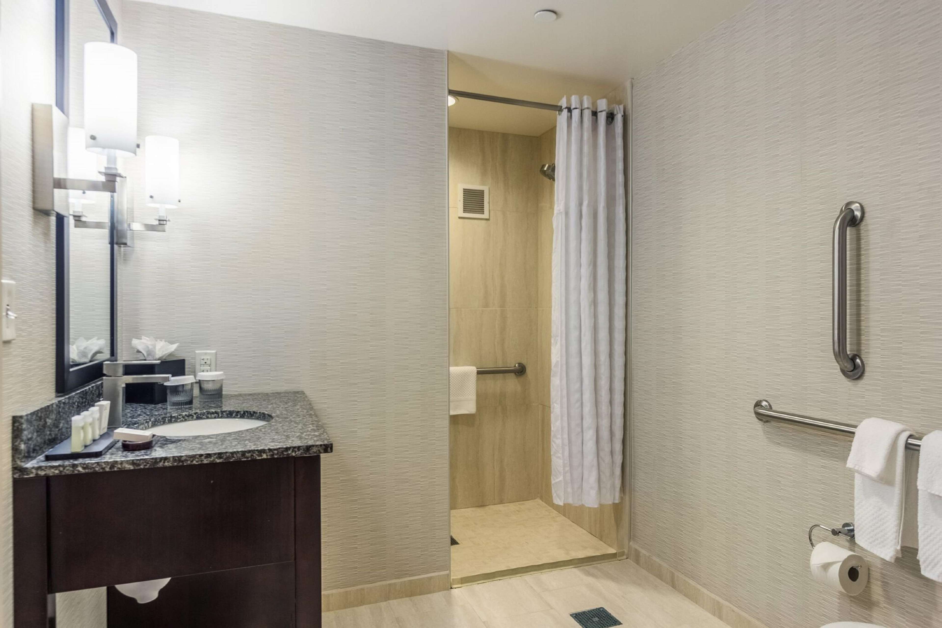 Embassy Suites by Hilton Newark Airport Photo