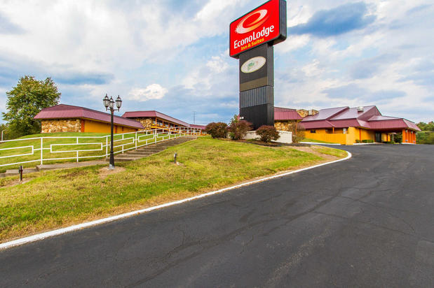 Images Econo Lodge Inn & Suites