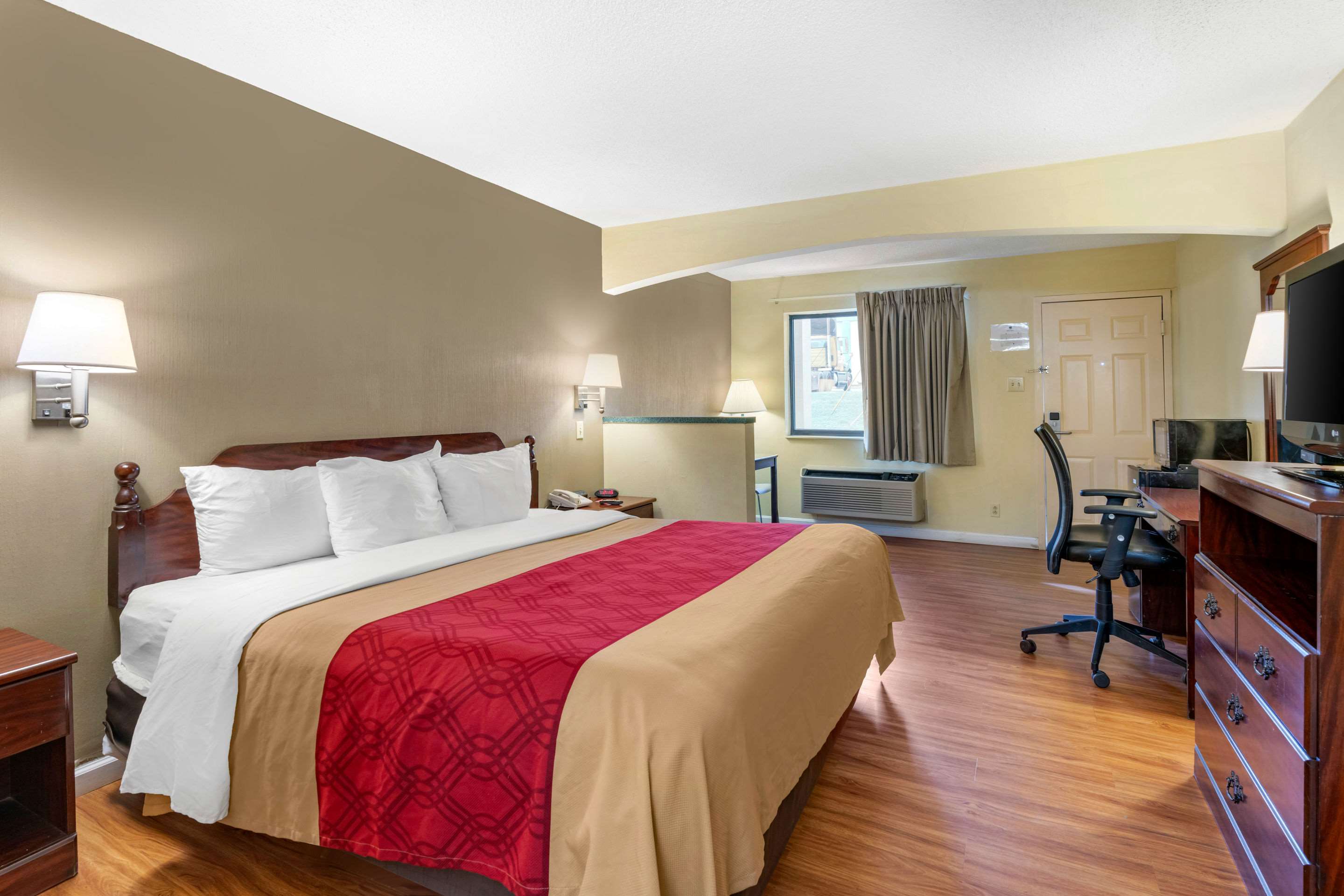 Econo Lodge Inn & Suites Southeast Photo