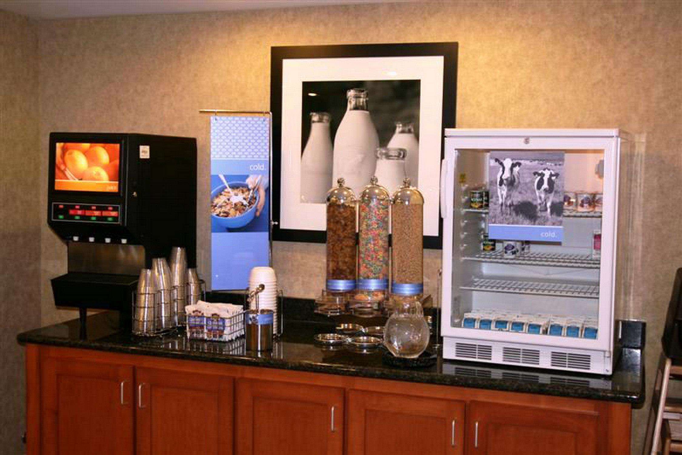 Hampton Inn & Suites Cedar Rapids - North Photo