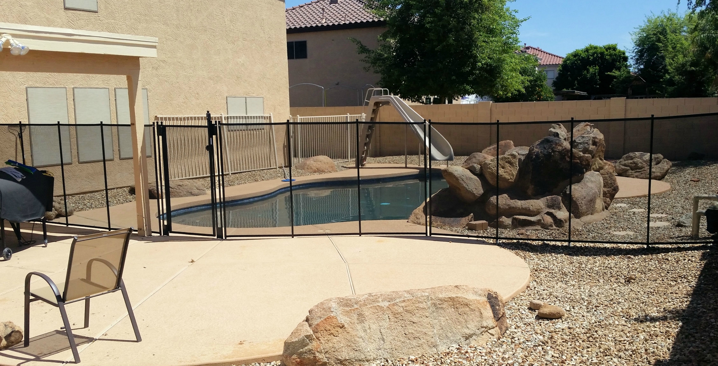 Katchakid's removable pool safety fences come with the option of a self-closing, self-latching gate. 