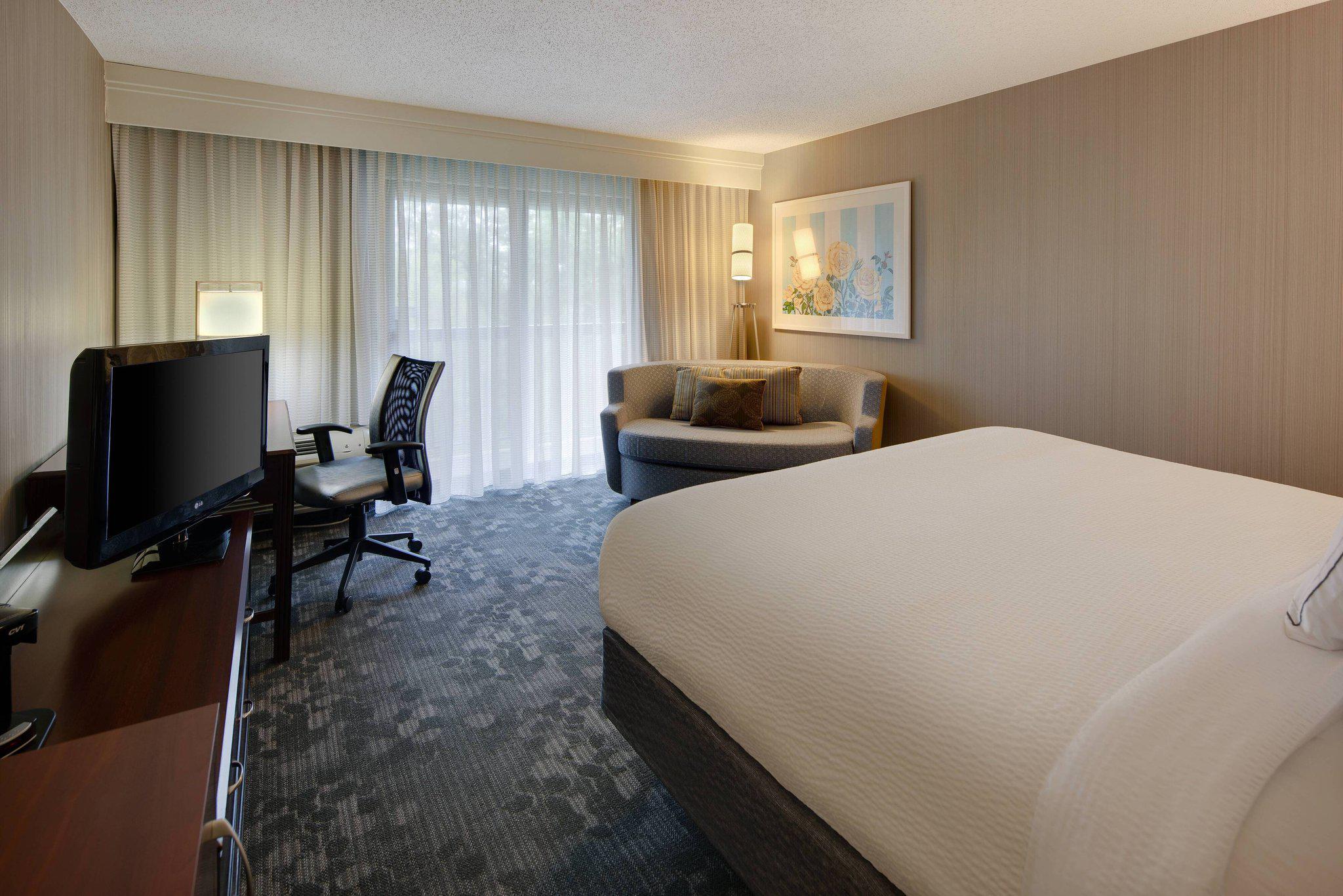 Courtyard by Marriott Grand Rapids Airport Photo