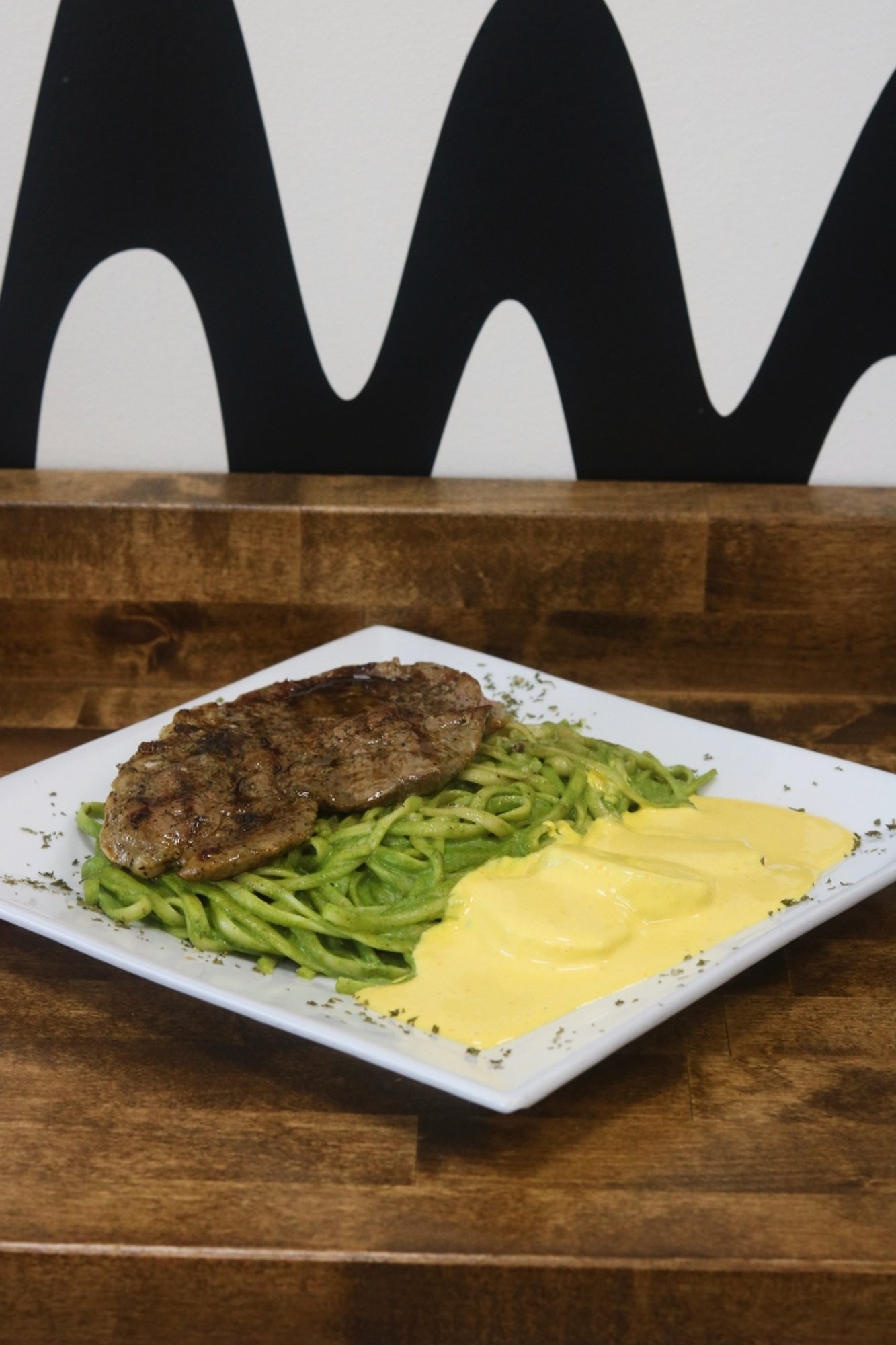 Tallarin verde con carne asada y papa a la huancaina