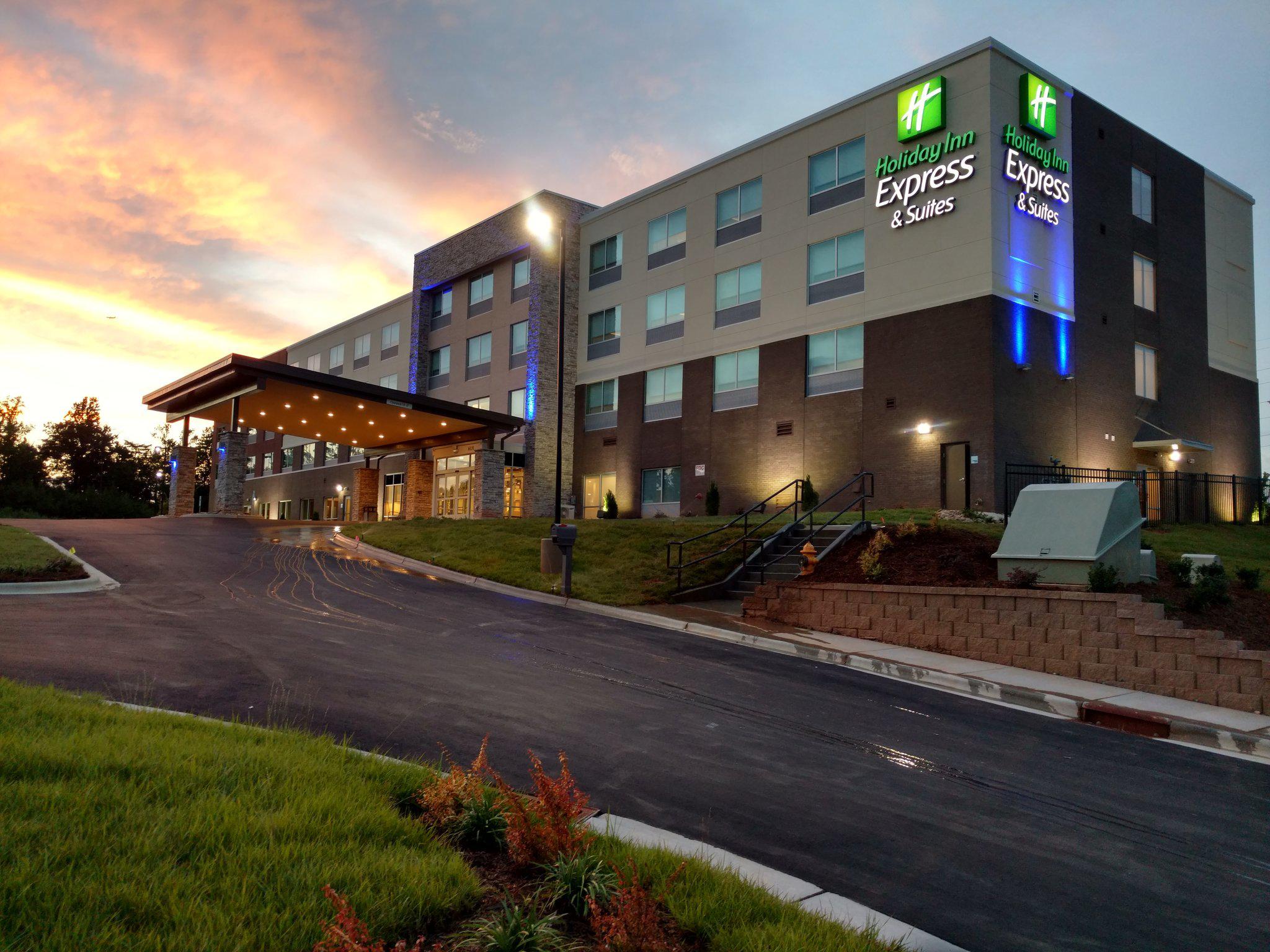 Holiday Inn Express & Suites Charlotte NE - University Area Photo