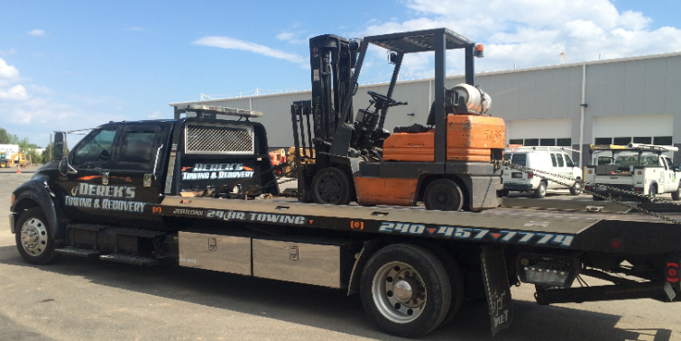 Derek's Towing &amp; Recovery Logo