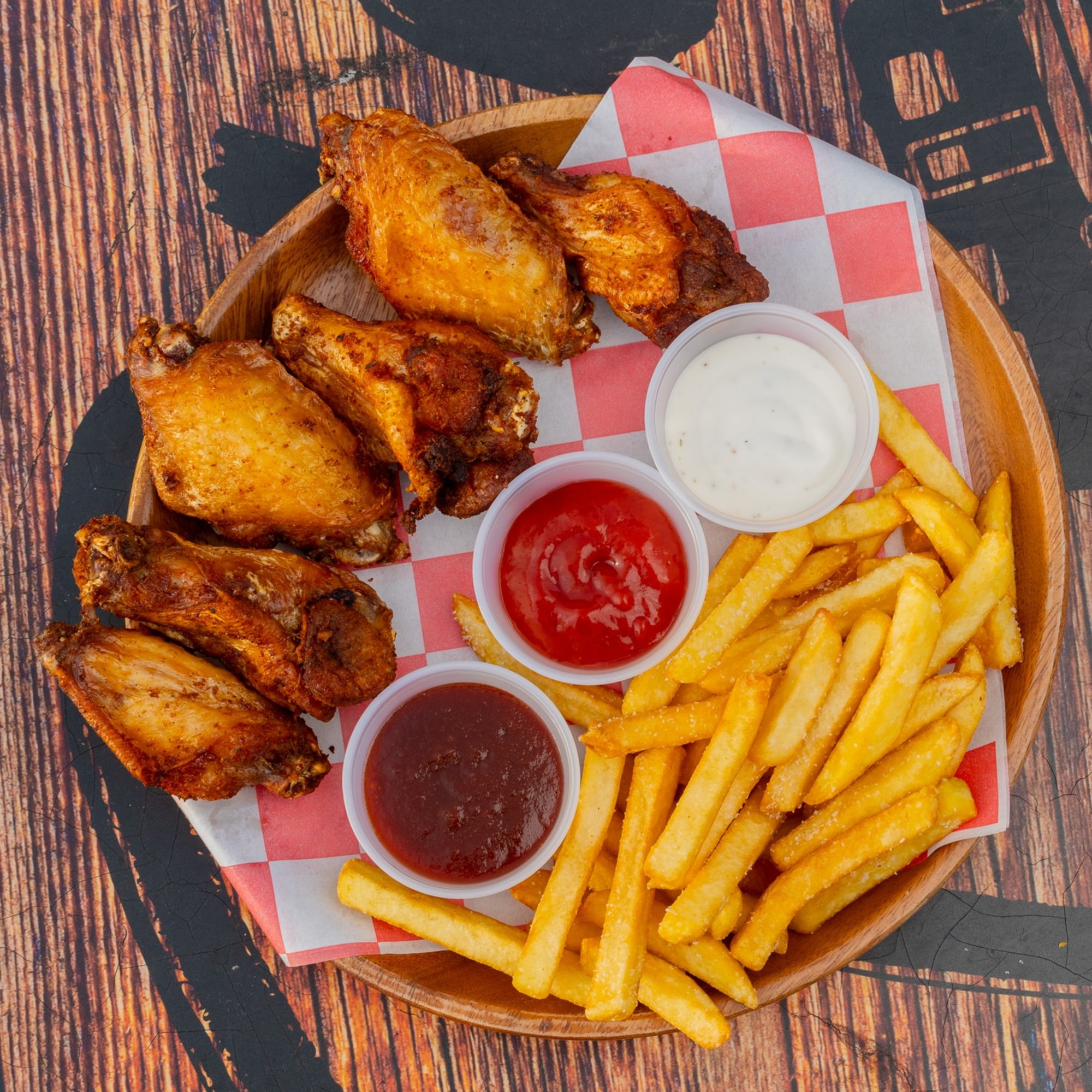 Alitas con papas fritas