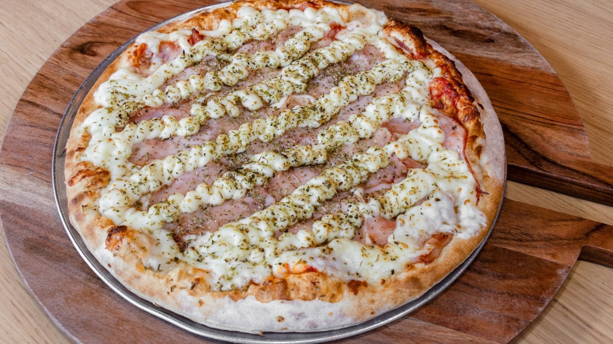 Canadian bacon Catupiry pizza