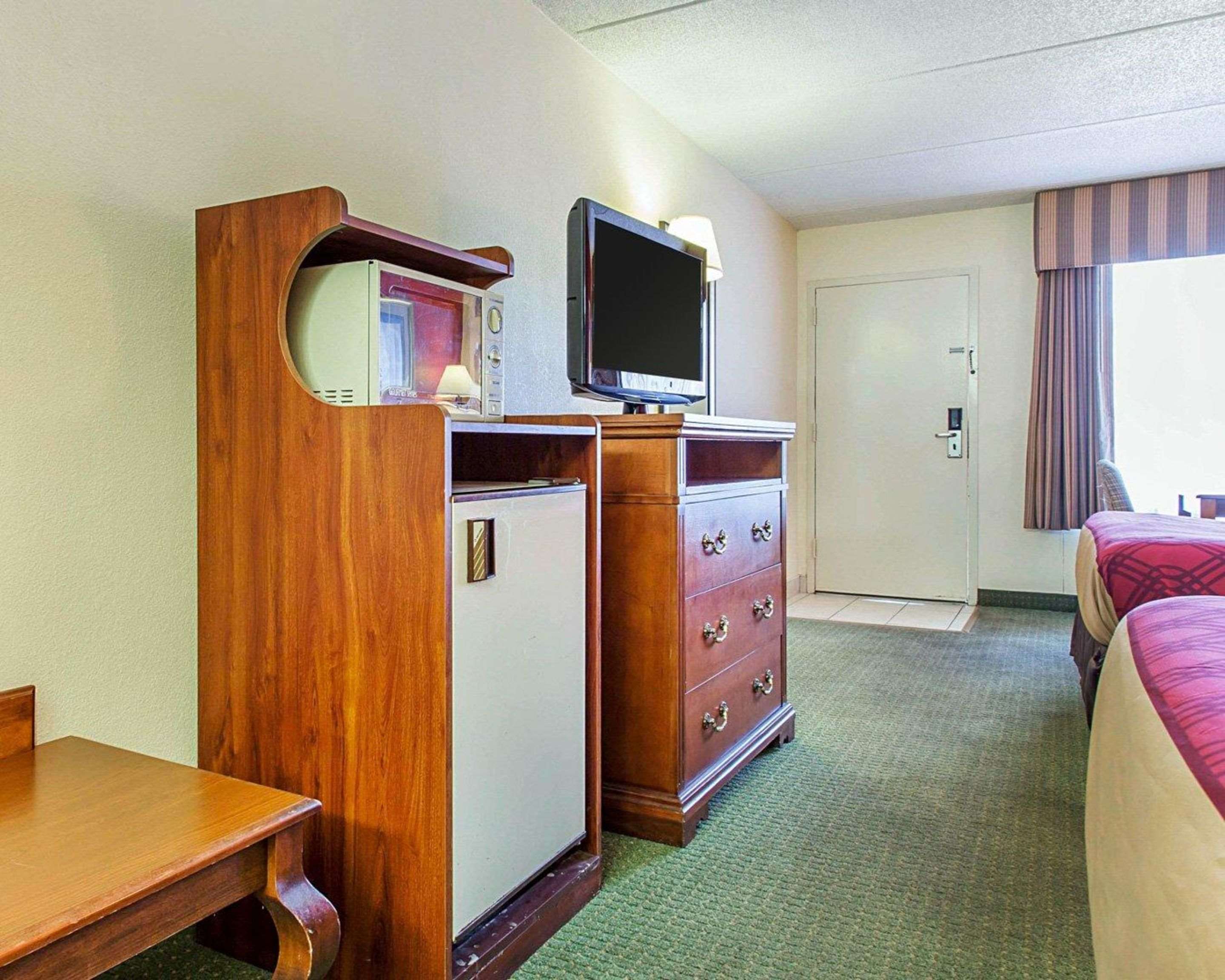 Econo Lodge Inn & Suites Photo