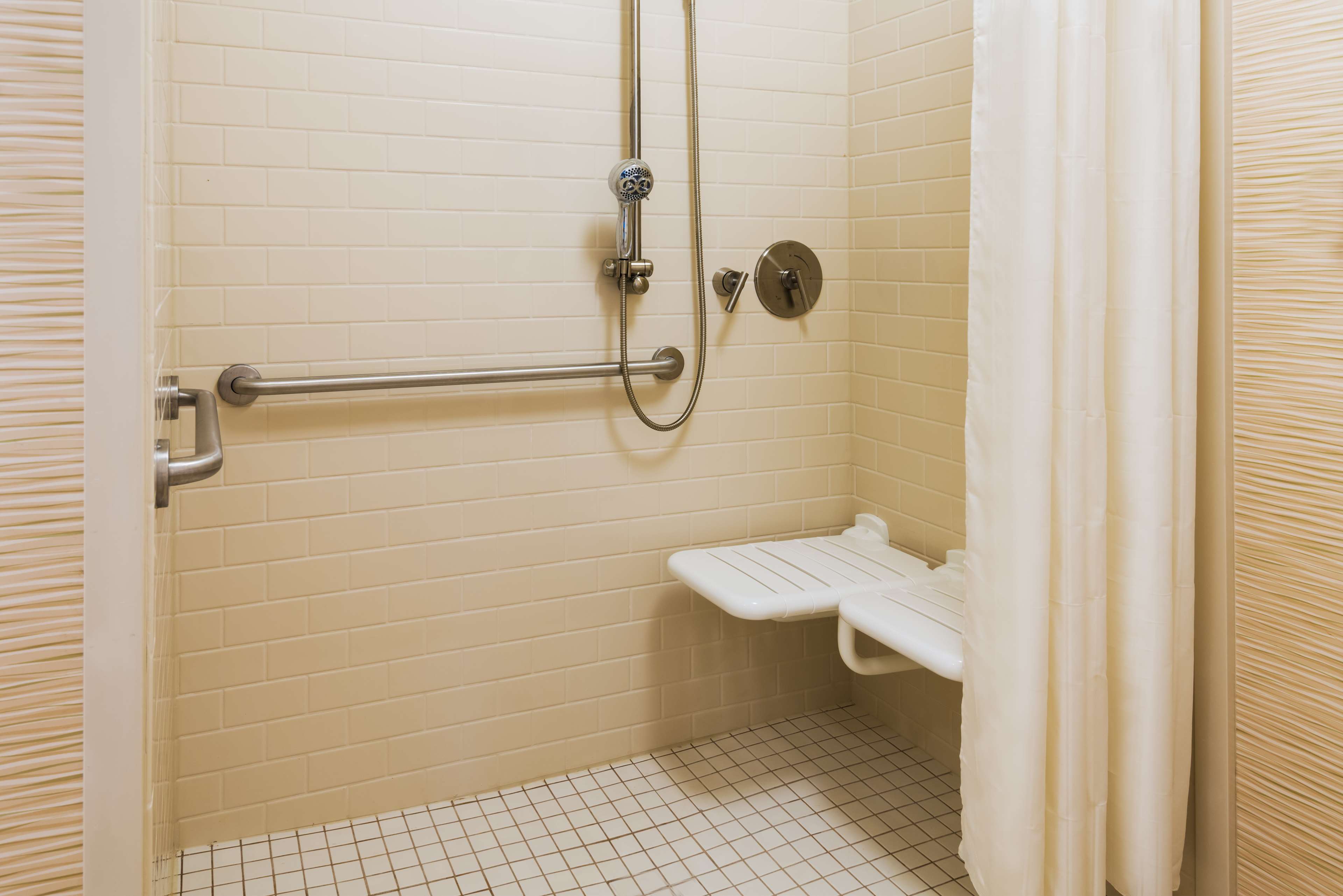 Guest room bath