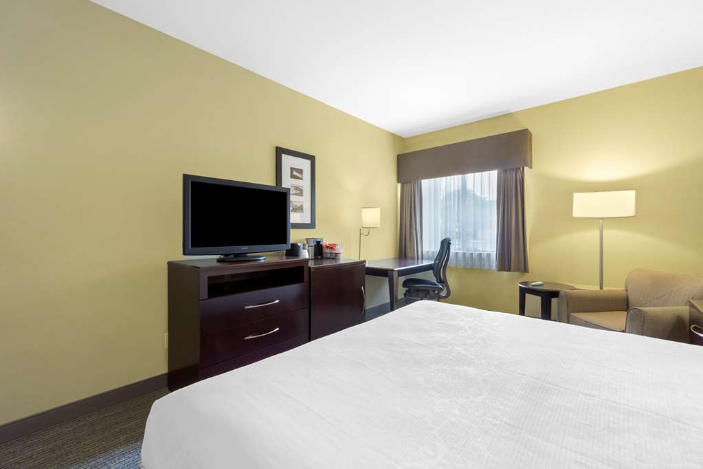 Best Western Plus Plaza by the Green Image