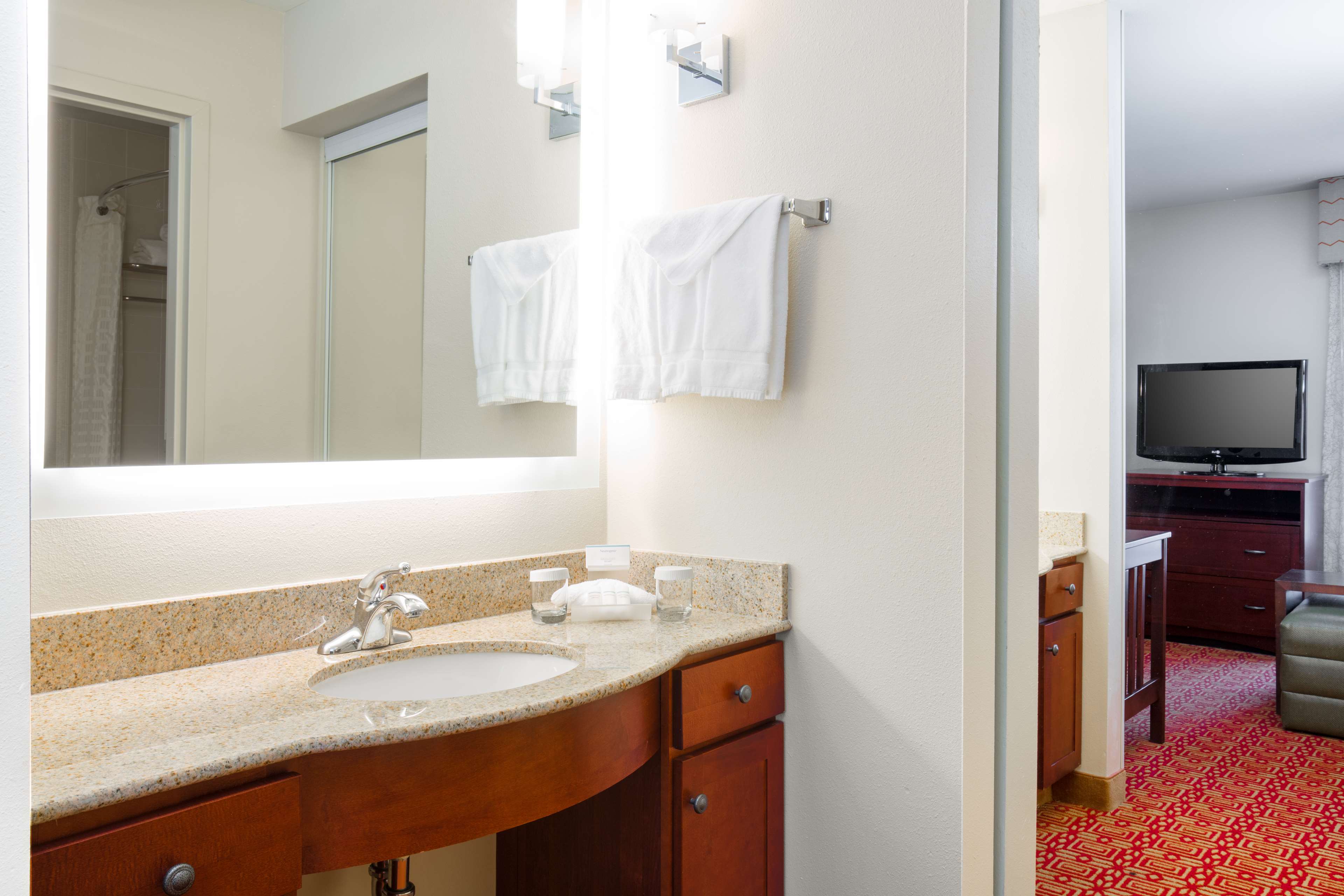 Guest room bath