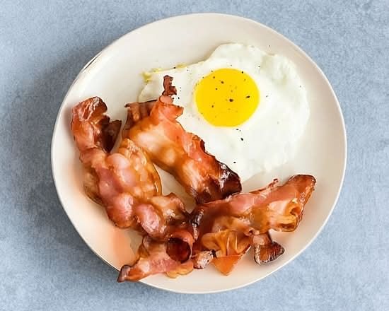 2 Huevos Cualquier Estilo Con Tocineta Y Queso / 2 Eggs with Bacon and Cheese