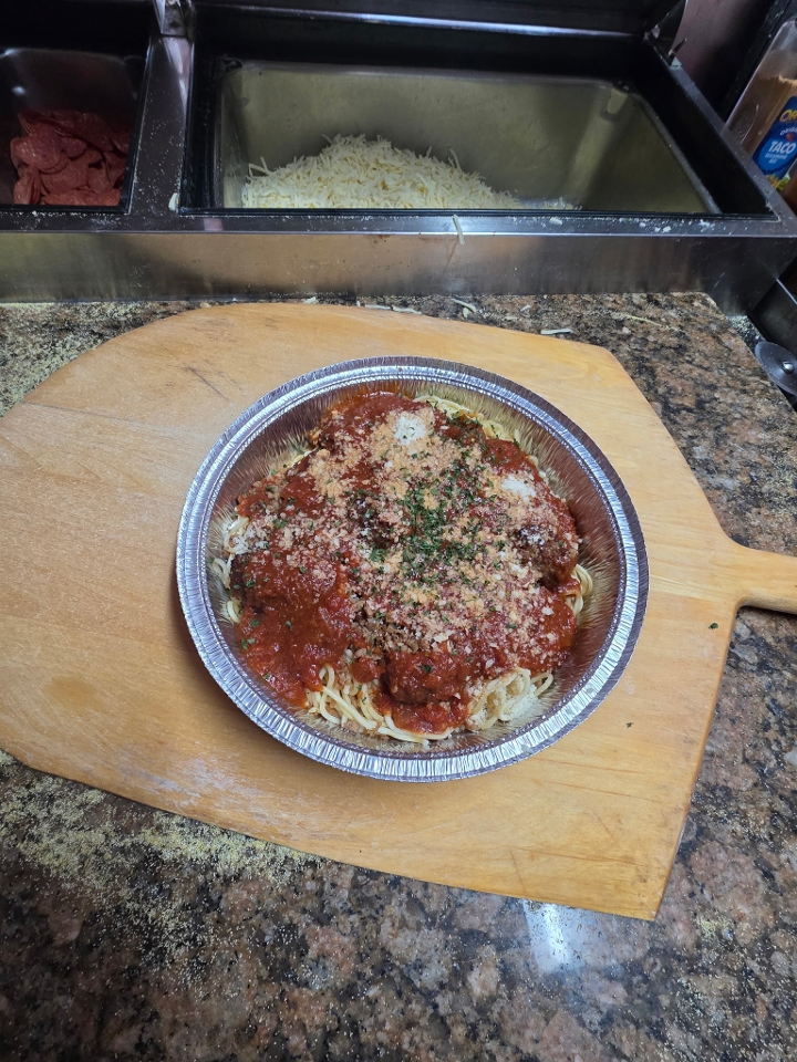Spaghetti with Meatballs (with Side Salad & Garlic Knots)