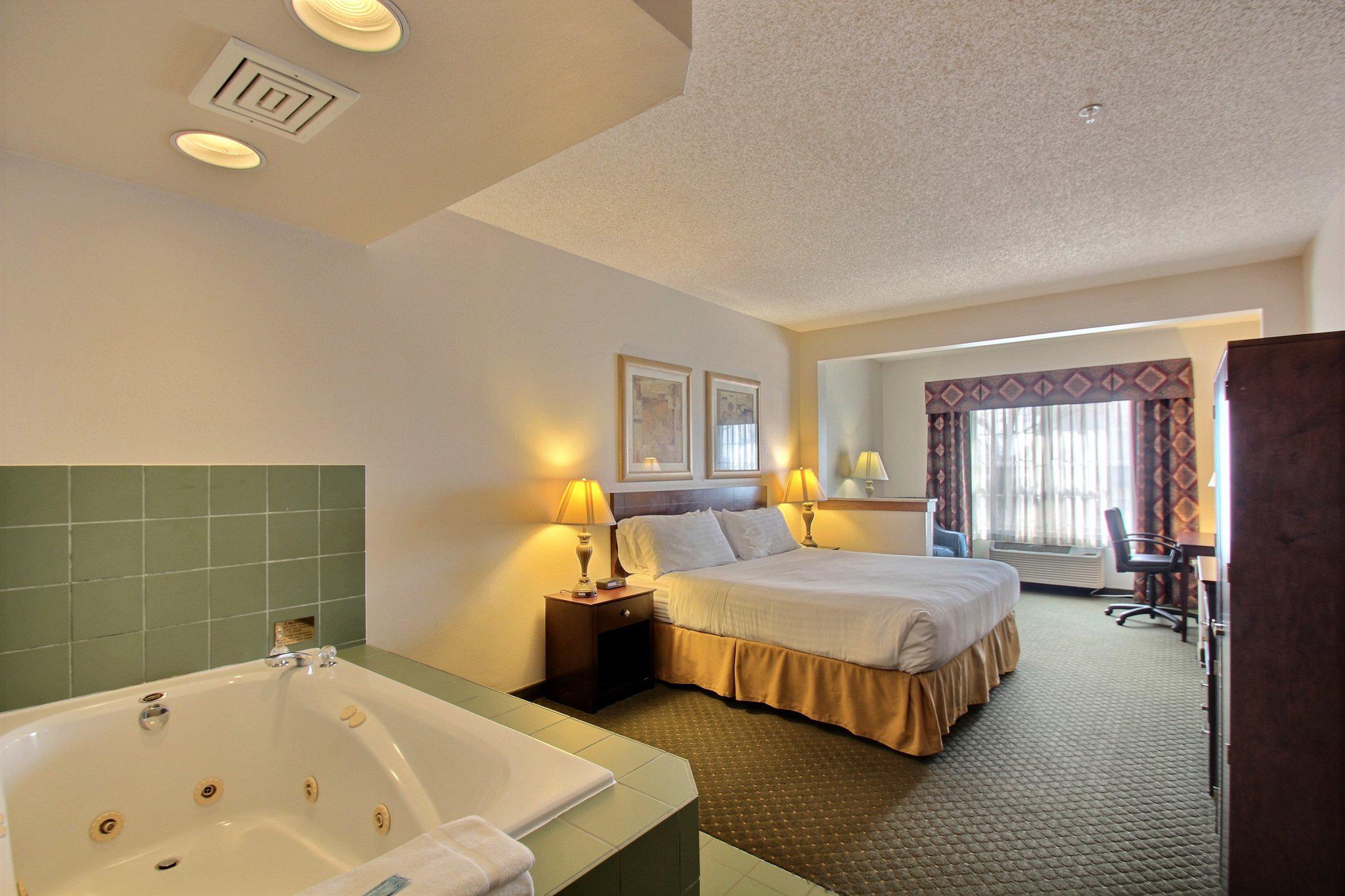 Holiday Inn Express & Suites Oshkosh-Sr 41 Photo