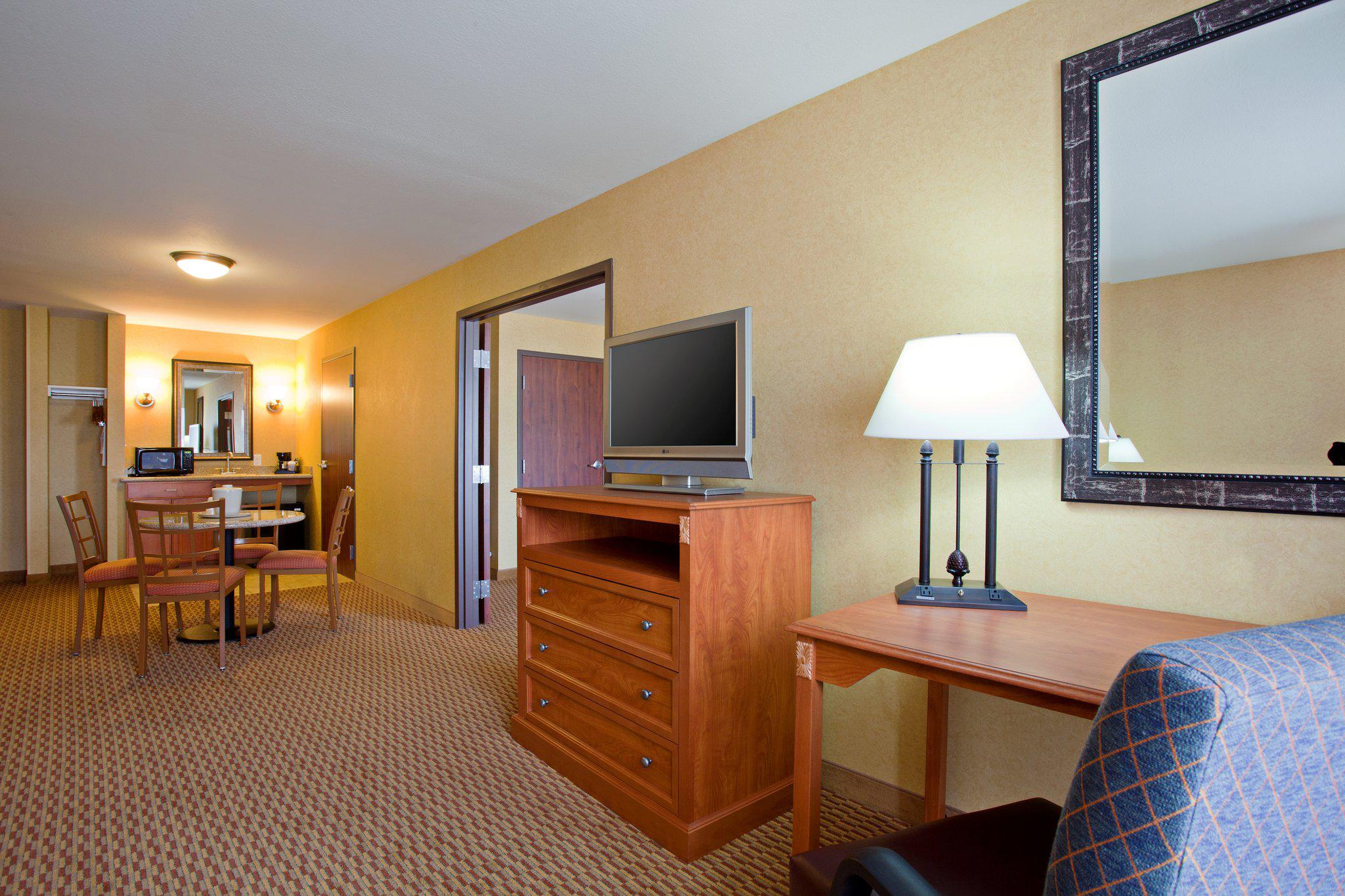 Holiday Inn Express & Suites Ontario Airport Photo