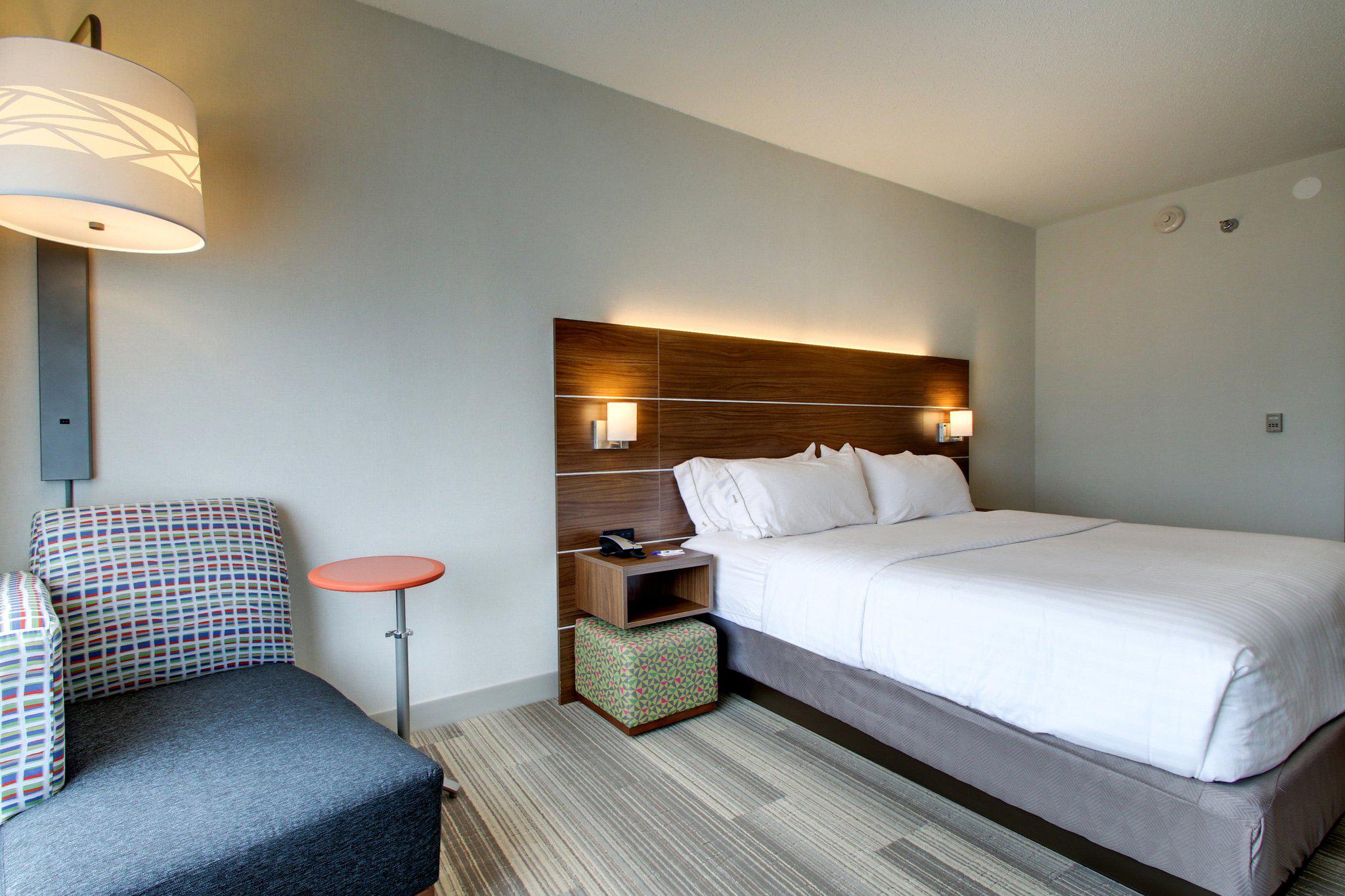 Holiday Inn Express & Suites Aurora - Naperville Photo