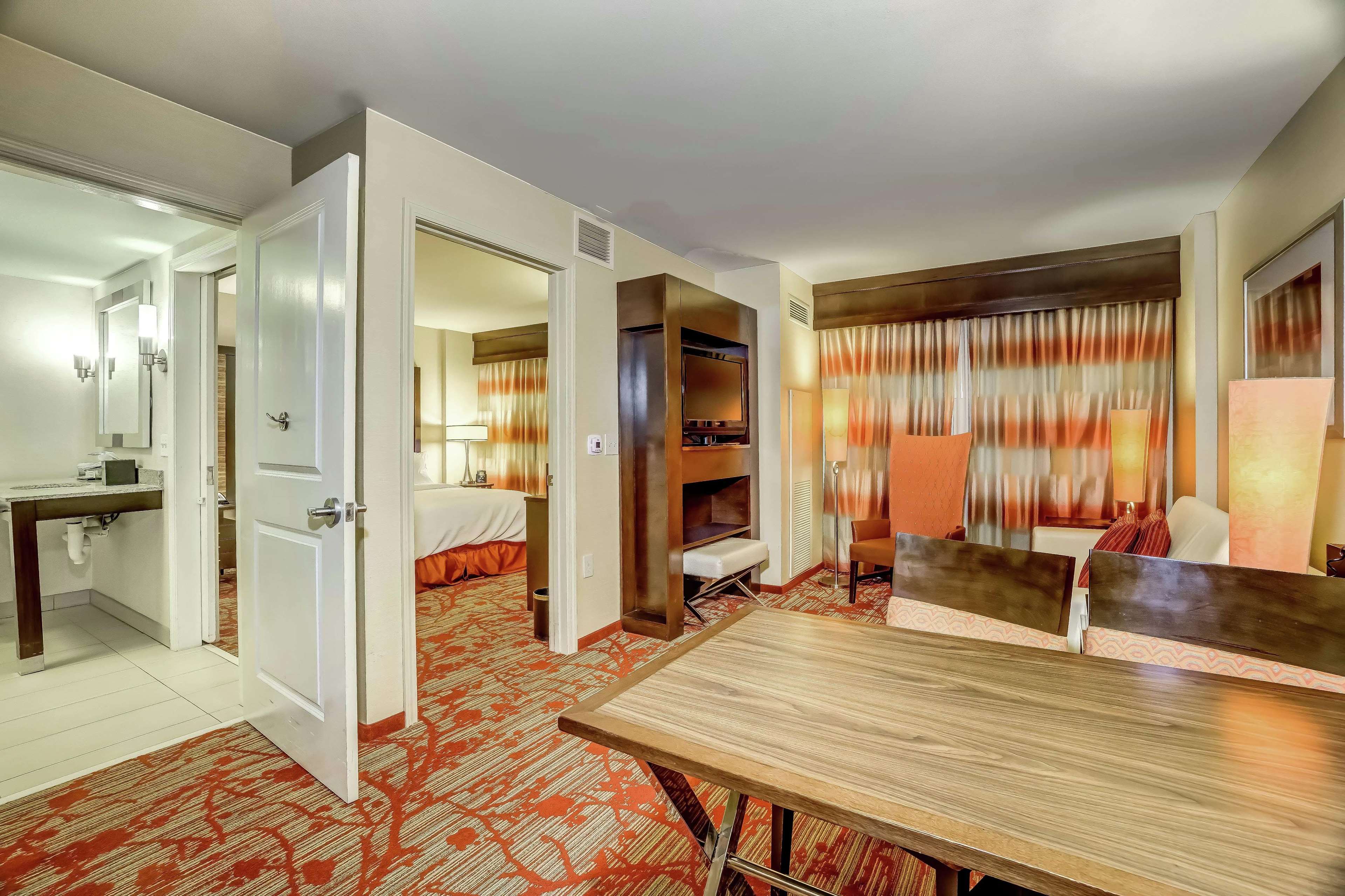 Embassy Suites by Hilton Atlanta Kennesaw Town Center Photo