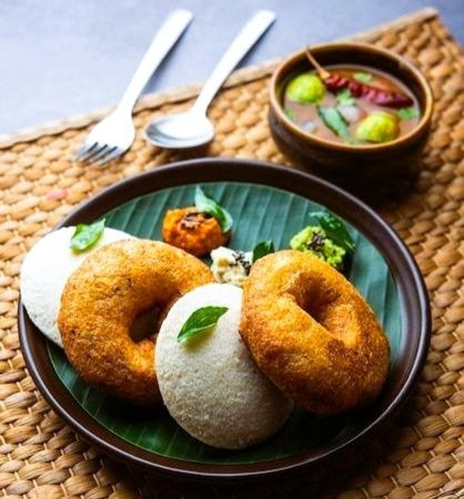 Idli (2 pieces) Vadai (2 pieces) Combo