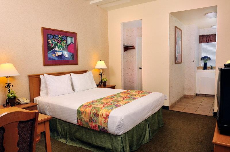 Best Western Lamplighter Inn & Suites at SDSU Photo