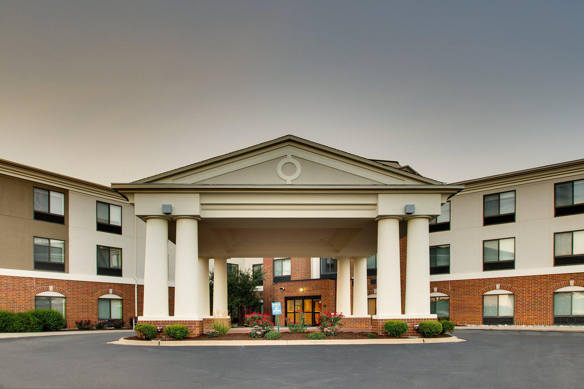 Holiday Inn Express & Suites Morris Photo