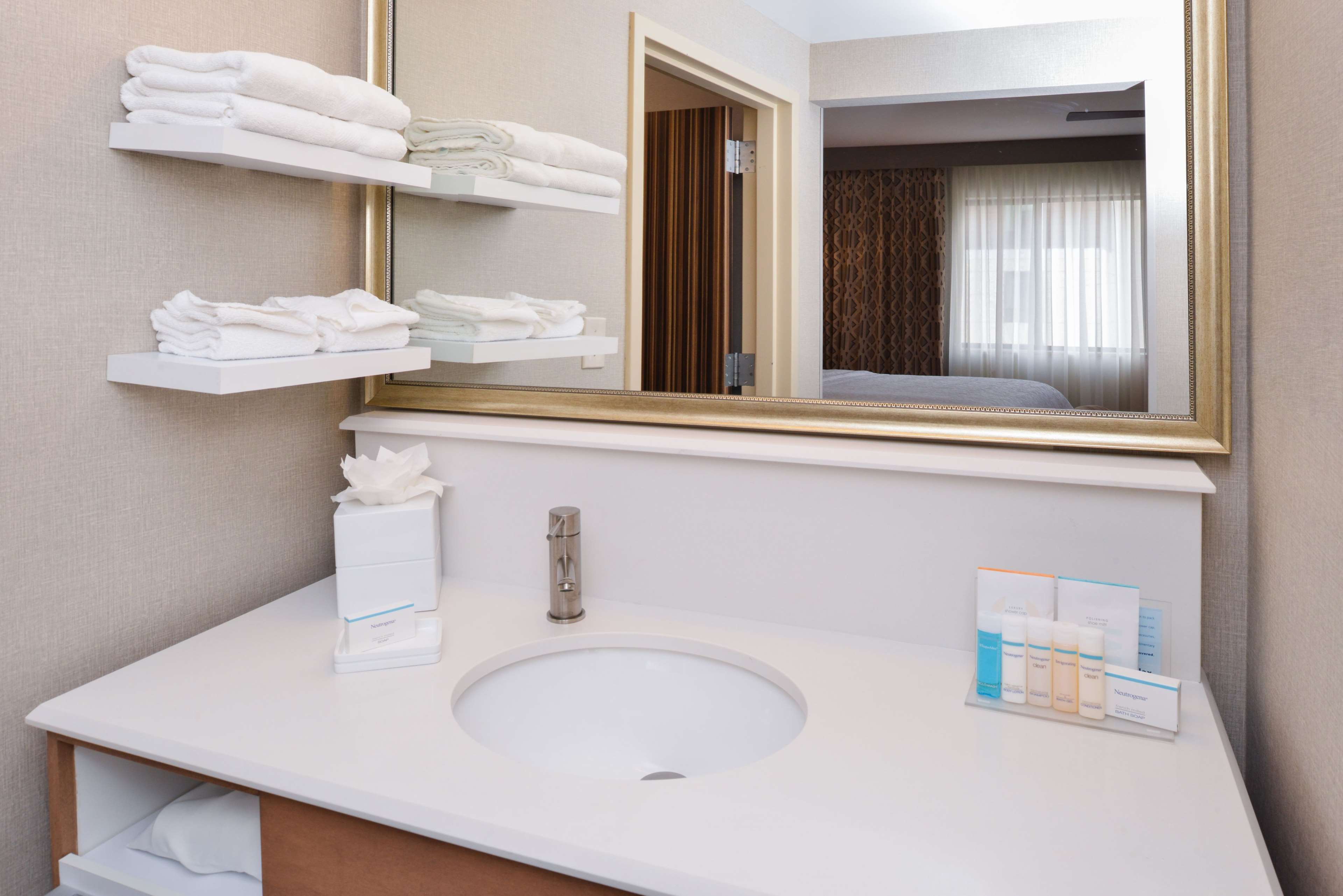 Guest room bath