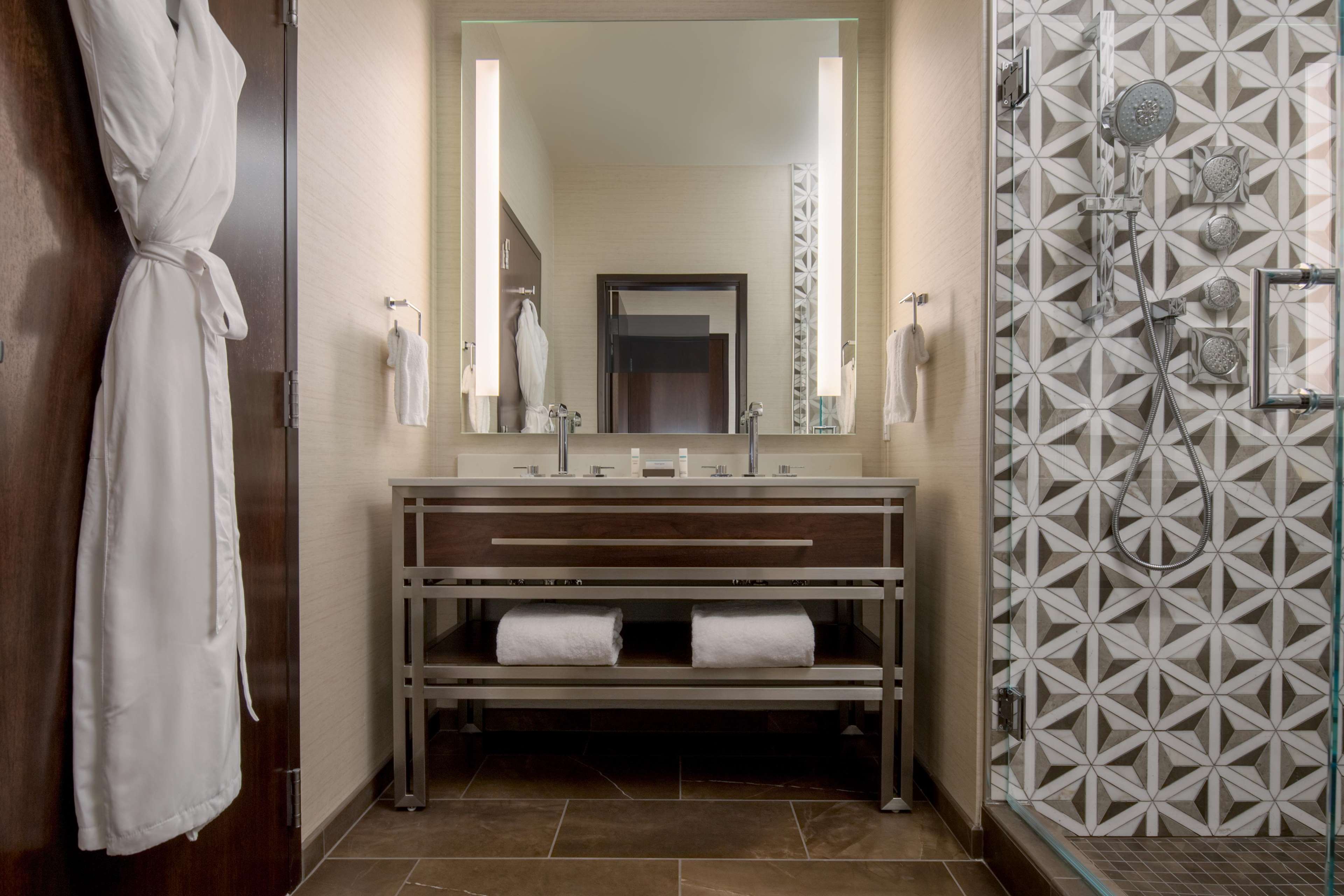 Embassy Suites by Hilton Seattle Downtown Pioneer Square Photo