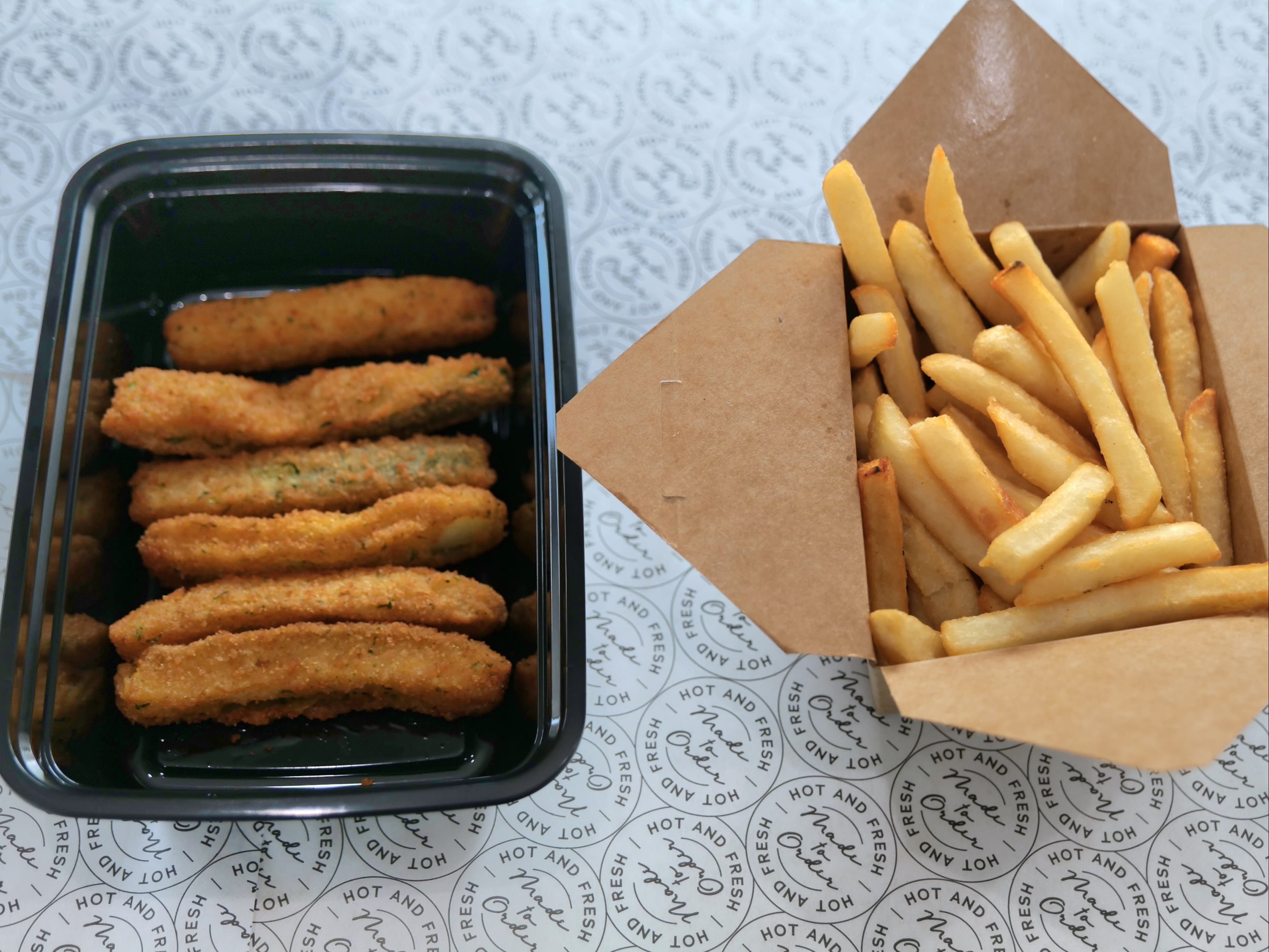 Zucchini Sticks (6 Pcs.) with French Fries