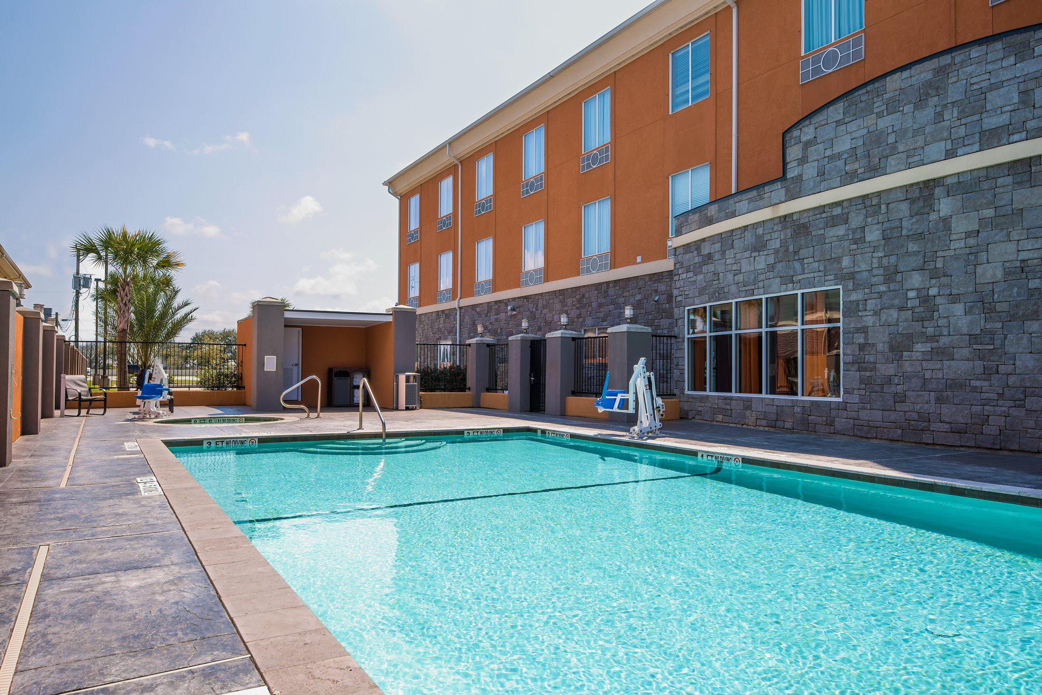 Holiday Inn Express & Suites Clute - Lake Jackson Photo