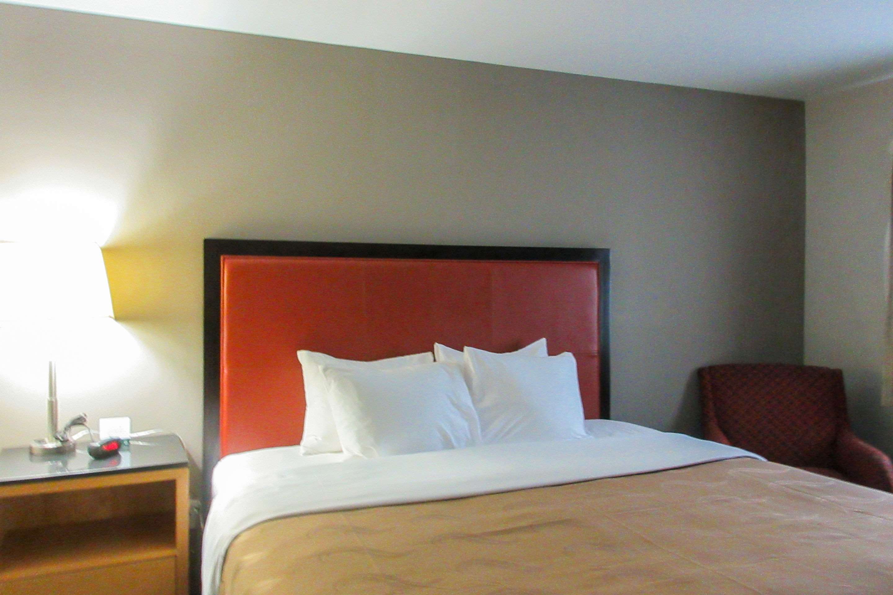 Quality Inn & Suites Evansville Downtown Photo