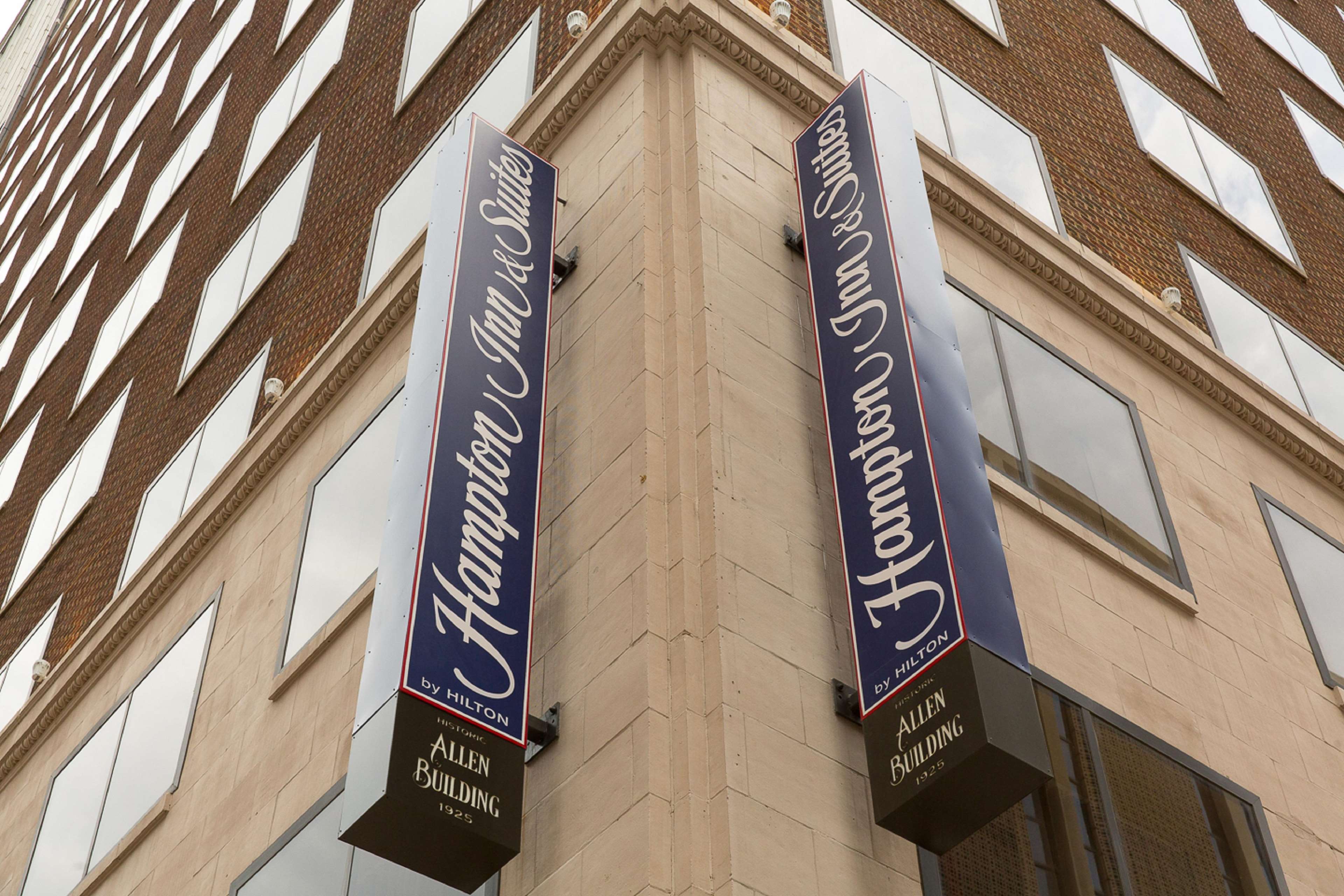 Hampton Inn & Suites Dallas Downtown Photo