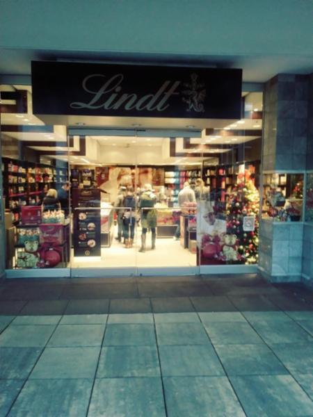 Lindt Chocolate Shop - Closed Logo