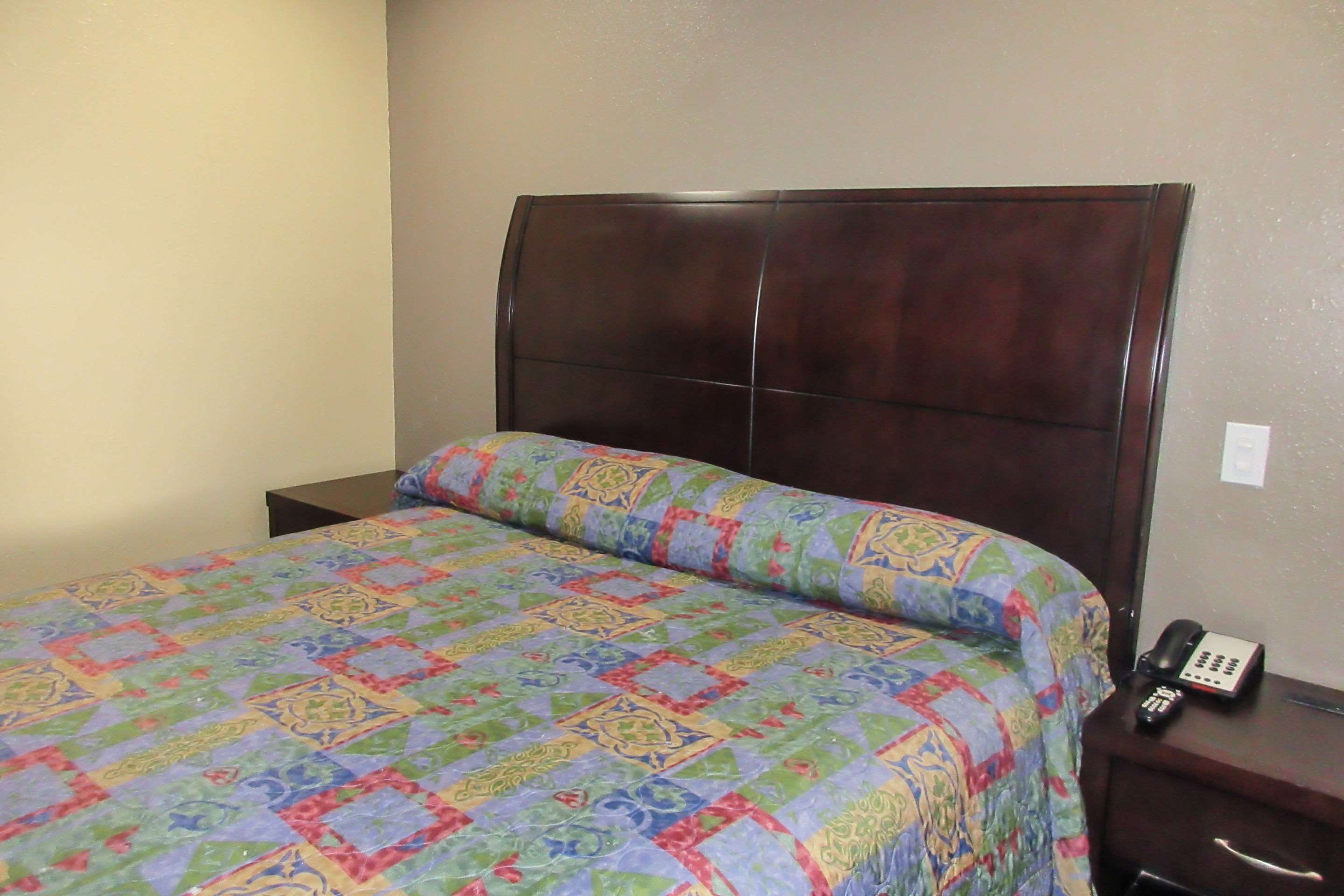 Econo Lodge Inn & Suites Photo