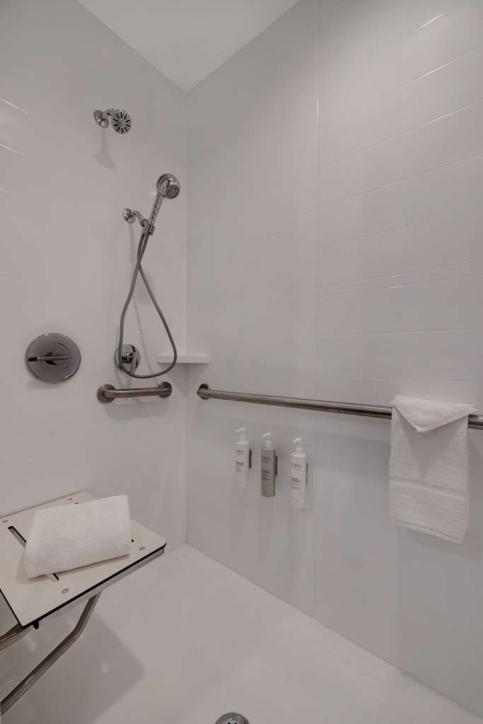 Hampton Inn & Suites Marina Image