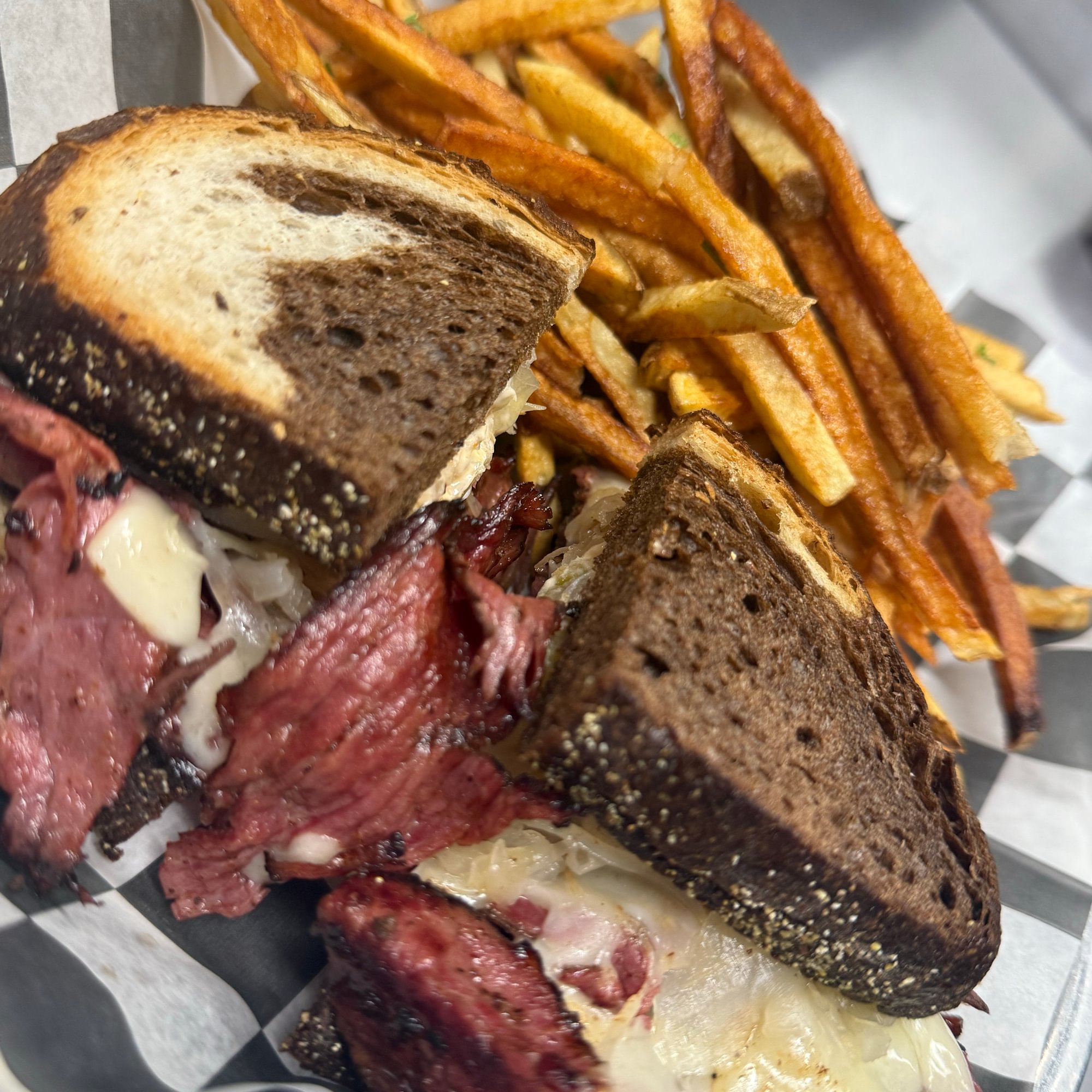 Sandwich-Steel Stack Reuben
