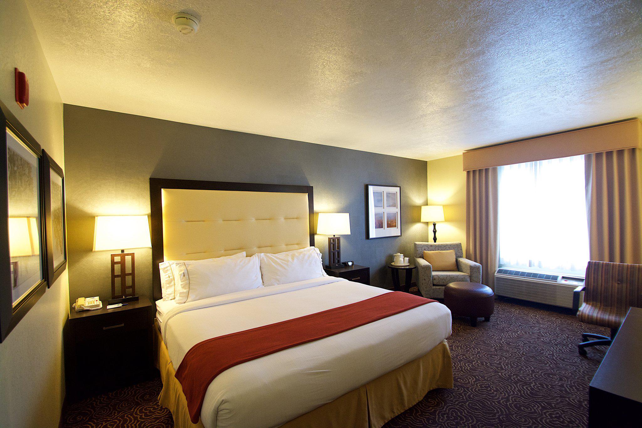 Holiday Inn Express & Suites Ogden Photo