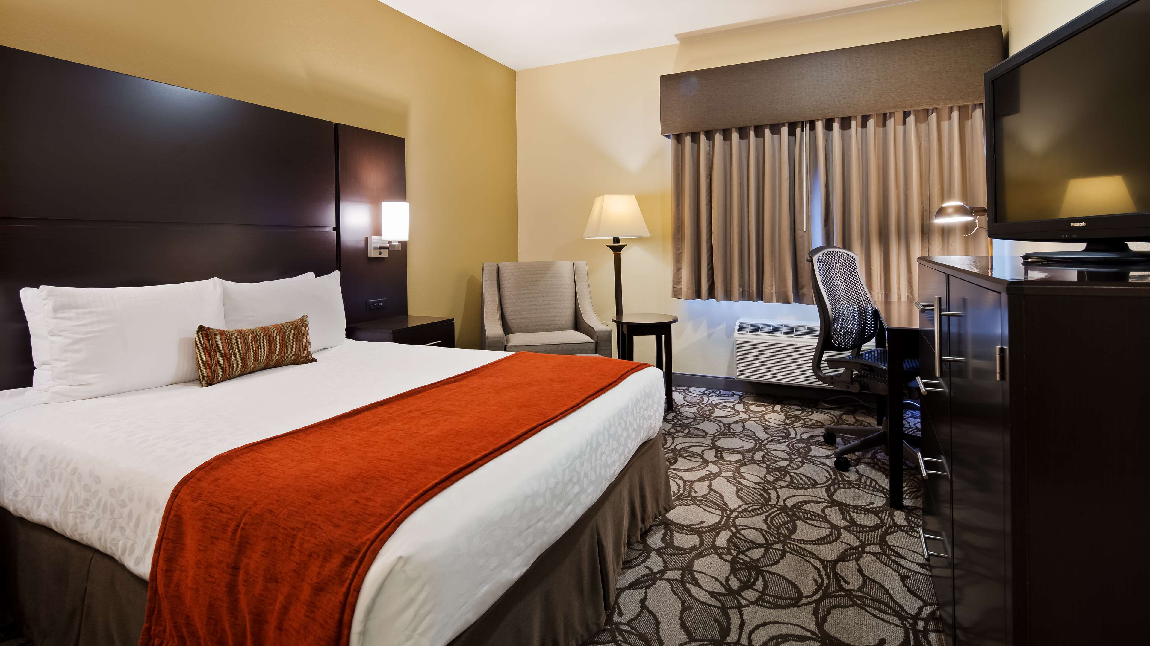 Best Western Plus Plaza by the Green Photo