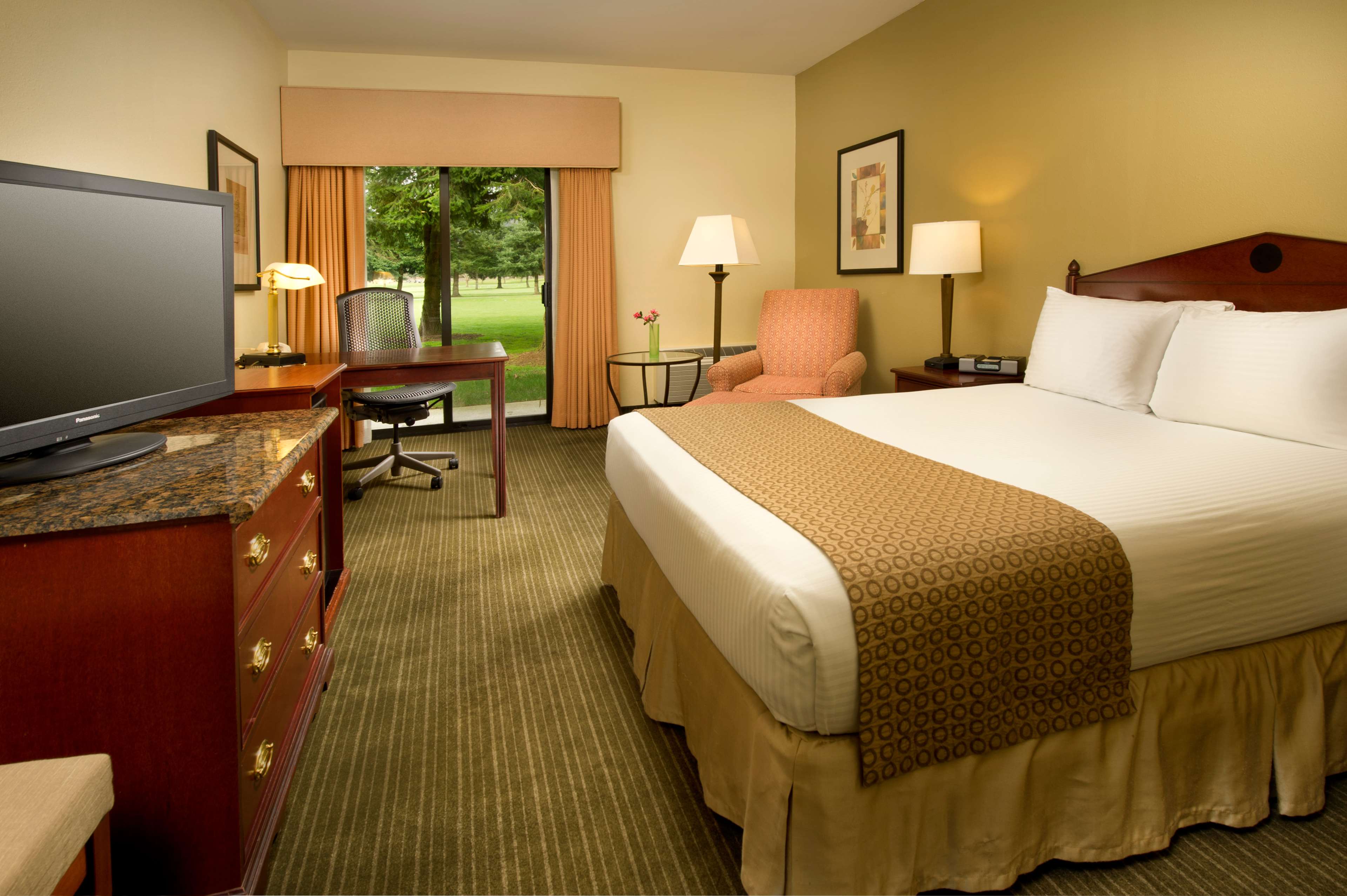 Best Western Plus Plaza by the Green Photo