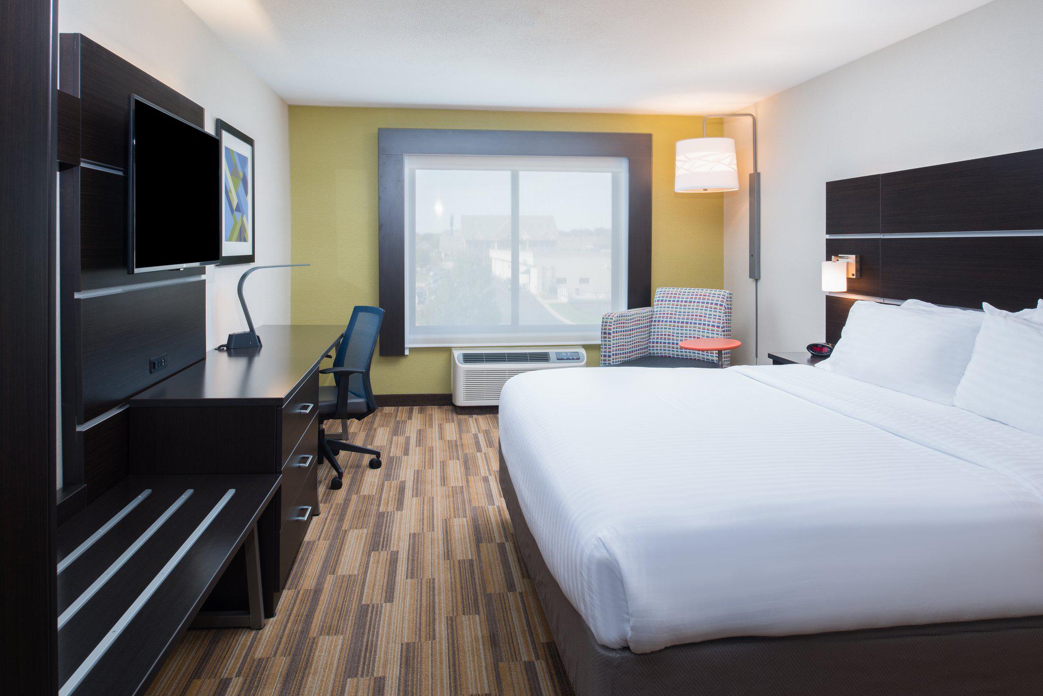 Holiday Inn Express & Suites Bismarck Photo