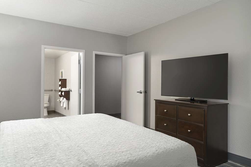 Hampton Inn & Suites Newport News (Oyster Point) Image