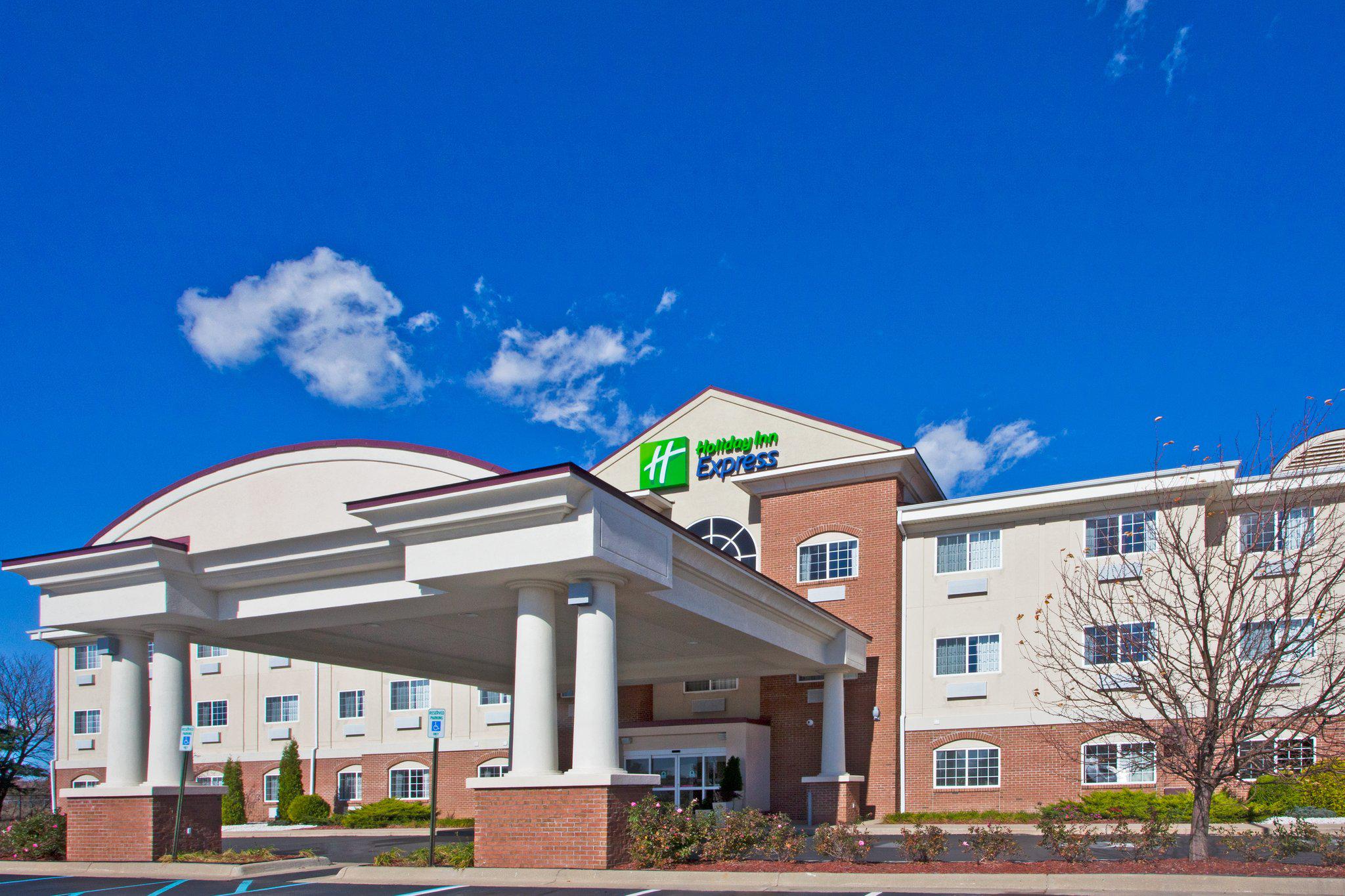 Holiday Inn Express & Suites Charlotte Photo