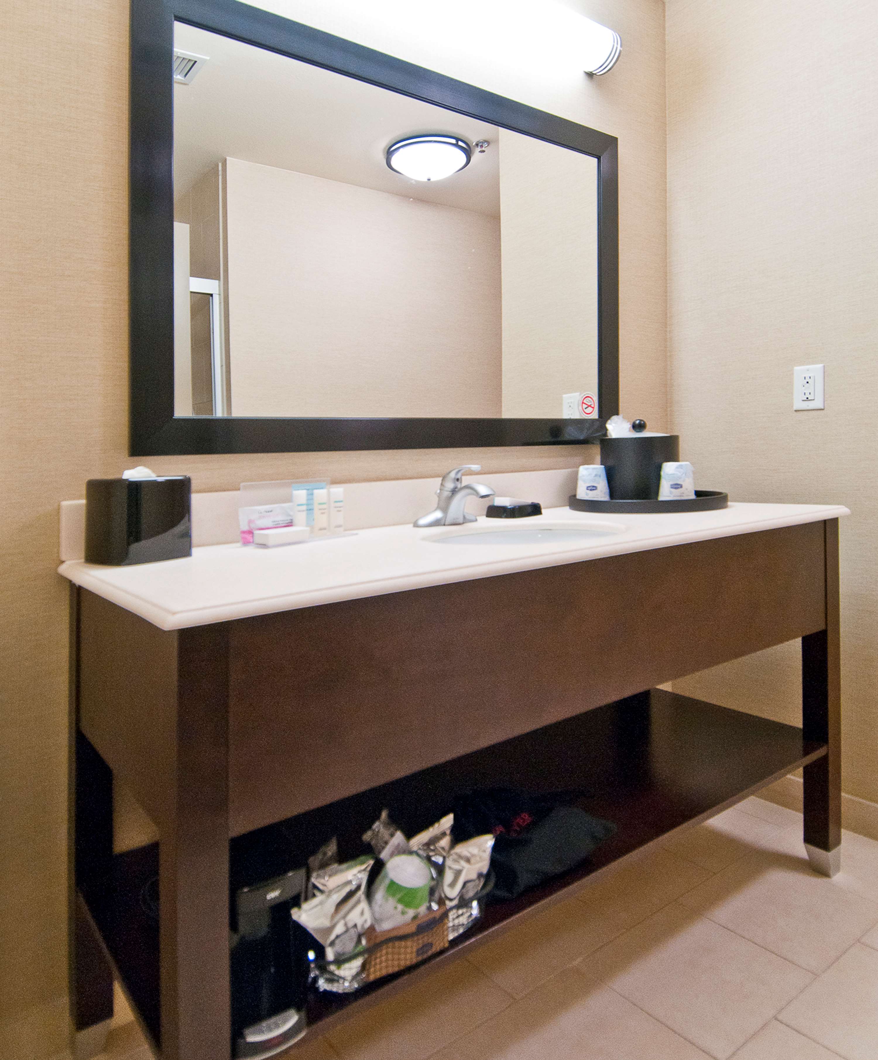 Guest room bath