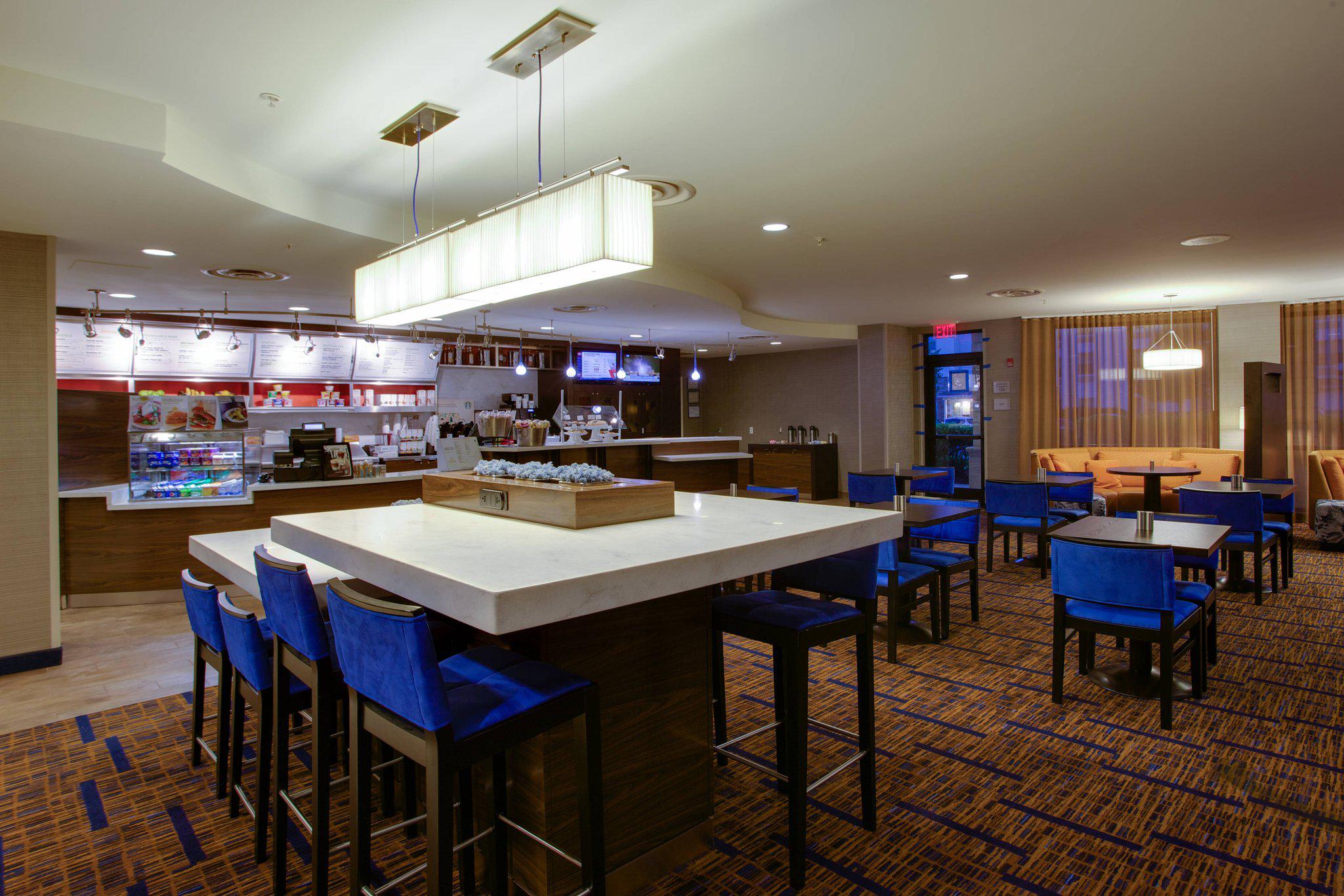 Courtyard by Marriott Republic Airport Long Island/Farmingdale Photo